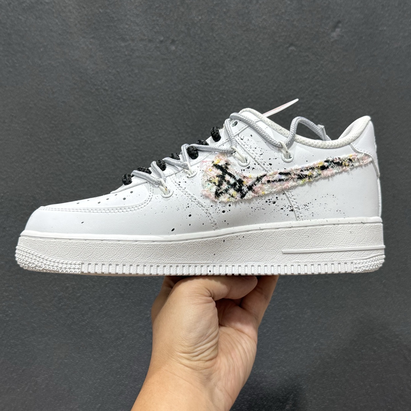 “野涂日记”订制空军一号板鞋 该定制版球鞋选用原鞋款为Nike Air Force 1'07空军一号 身铺满黑白泼墨+手绘纹理 DH1999-334 “野涂日记”订制空军一号板鞋 该定制版球鞋选用原鞋款为Nike Air Force 1'07空军一号 身铺满黑白泼墨+手绘纹理 DH1999-334