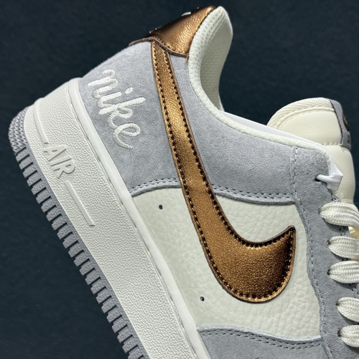 260 NIke Air Force 1 '07 Low 奶白灰金 空军一号低帮 DV5477-007-Chinese UA Cheap High Quatity Brand Clothes Bags handbags Sneakers wholesale wholesaler seller from China Factory suppliers Fashion Clothing Shoes best Quality Beautiful Price 260 NIke Air Force 1 '07 Low 奶白灰金 空军一号低帮 DV5477-007