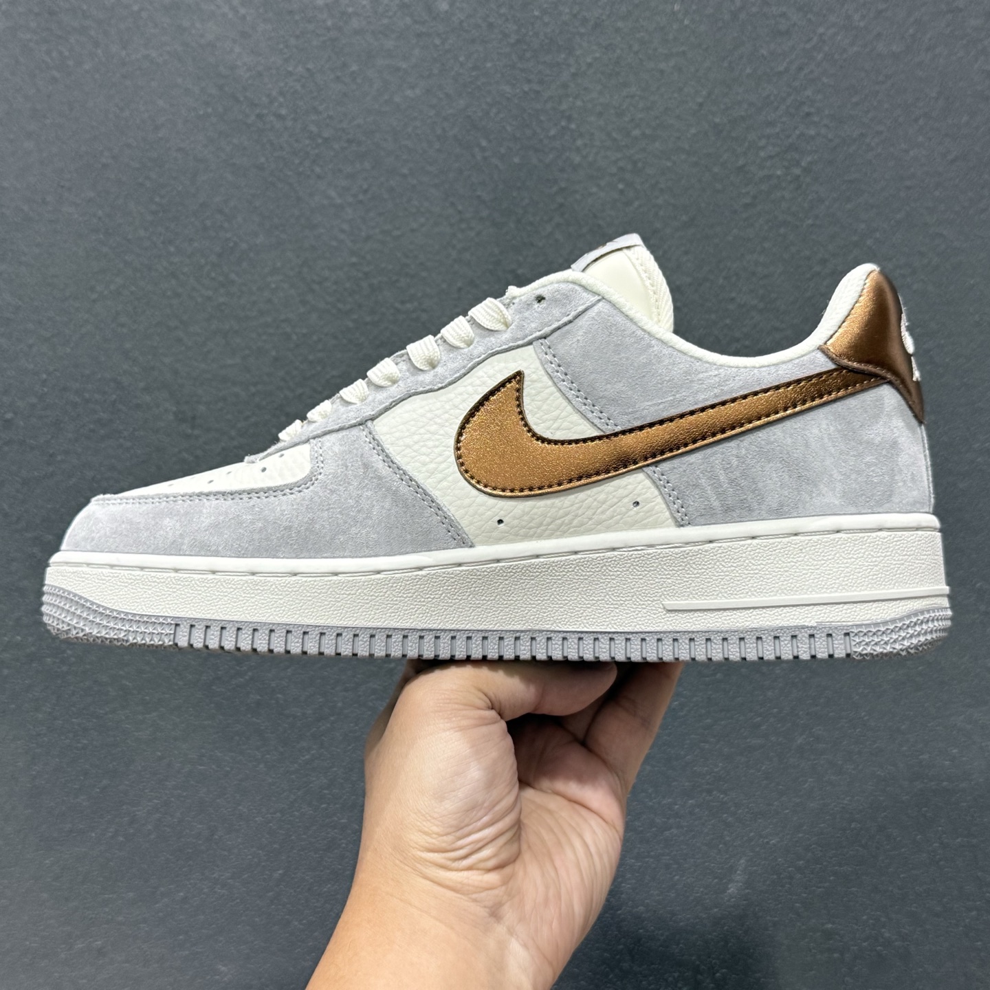 260 NIke Air Force 1 '07 Low 奶白灰金 空军一号低帮 DV5477-007-Chinese UA Cheap High Quatity Brand Clothes Bags handbags Sneakers wholesale wholesaler seller from China Factory suppliers Fashion Clothing Shoes best Quality Beautiful Price 260 NIke Air Force 1 '07 Low 奶白灰金 空军一号低帮 DV5477-007