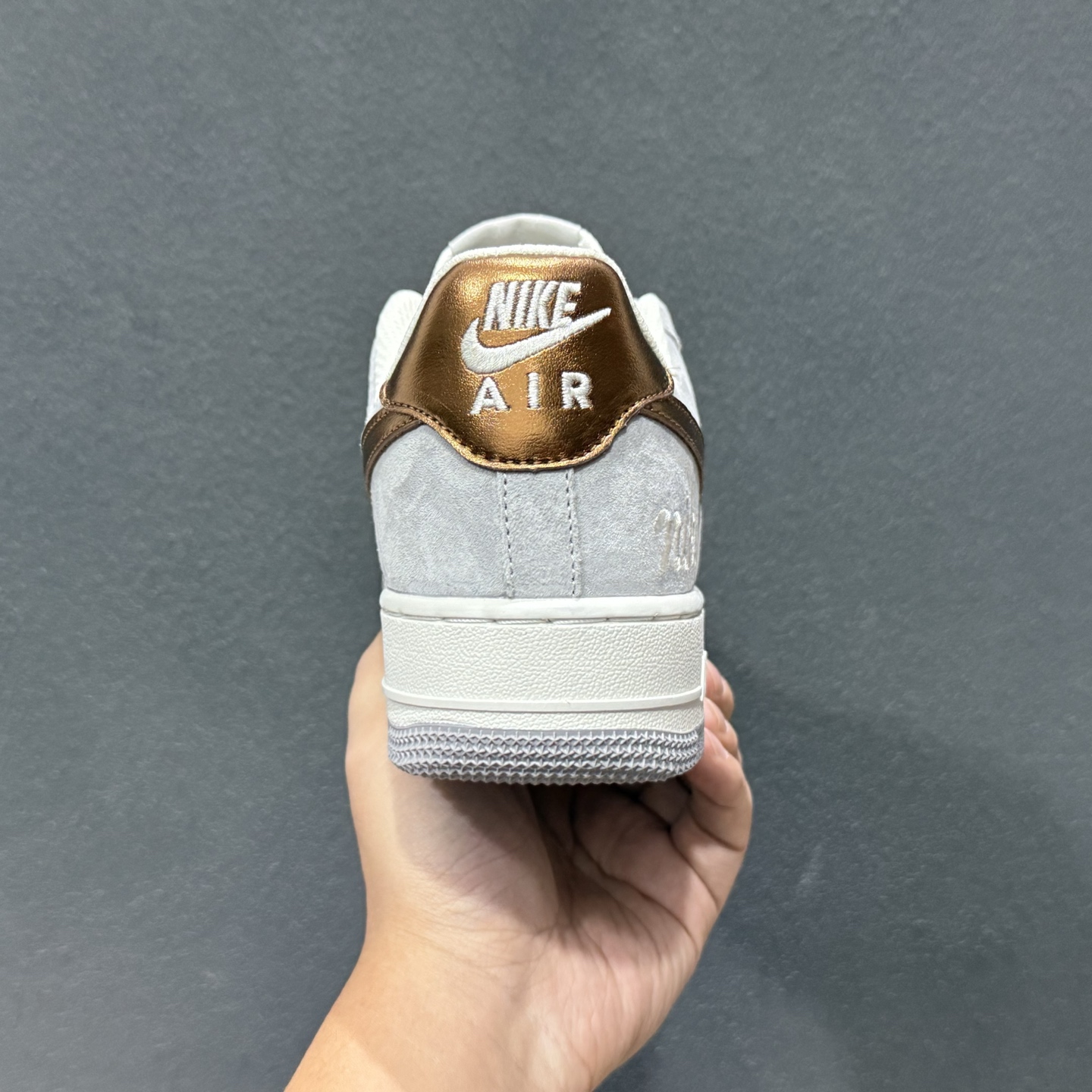 260 NIke Air Force 1 '07 Low 奶白灰金 空军一号低帮 DV5477-007-Chinese UA Cheap High Quatity Brand Clothes Bags handbags Sneakers wholesale wholesaler seller from China Factory suppliers Fashion Clothing Shoes best Quality Beautiful Price 260 NIke Air Force 1 '07 Low 奶白灰金 空军一号低帮 DV5477-007