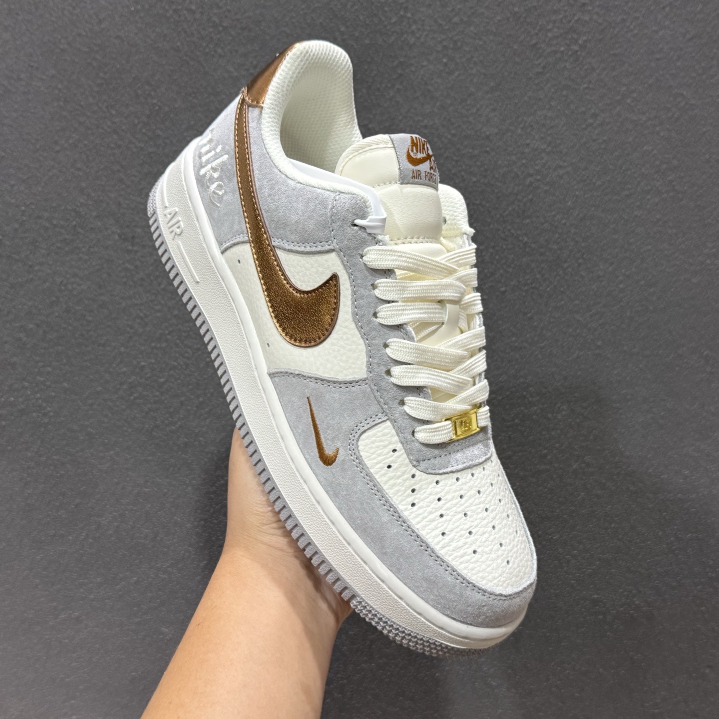 260 NIke Air Force 1 '07 Low 奶白灰金 空军一号低帮 DV5477-007-Chinese UA Cheap High Quatity Brand Clothes Bags handbags Sneakers wholesale wholesaler seller from China Factory suppliers Fashion Clothing Shoes best Quality Beautiful Price 260 NIke Air Force 1 '07 Low 奶白灰金 空军一号低帮 DV5477-007