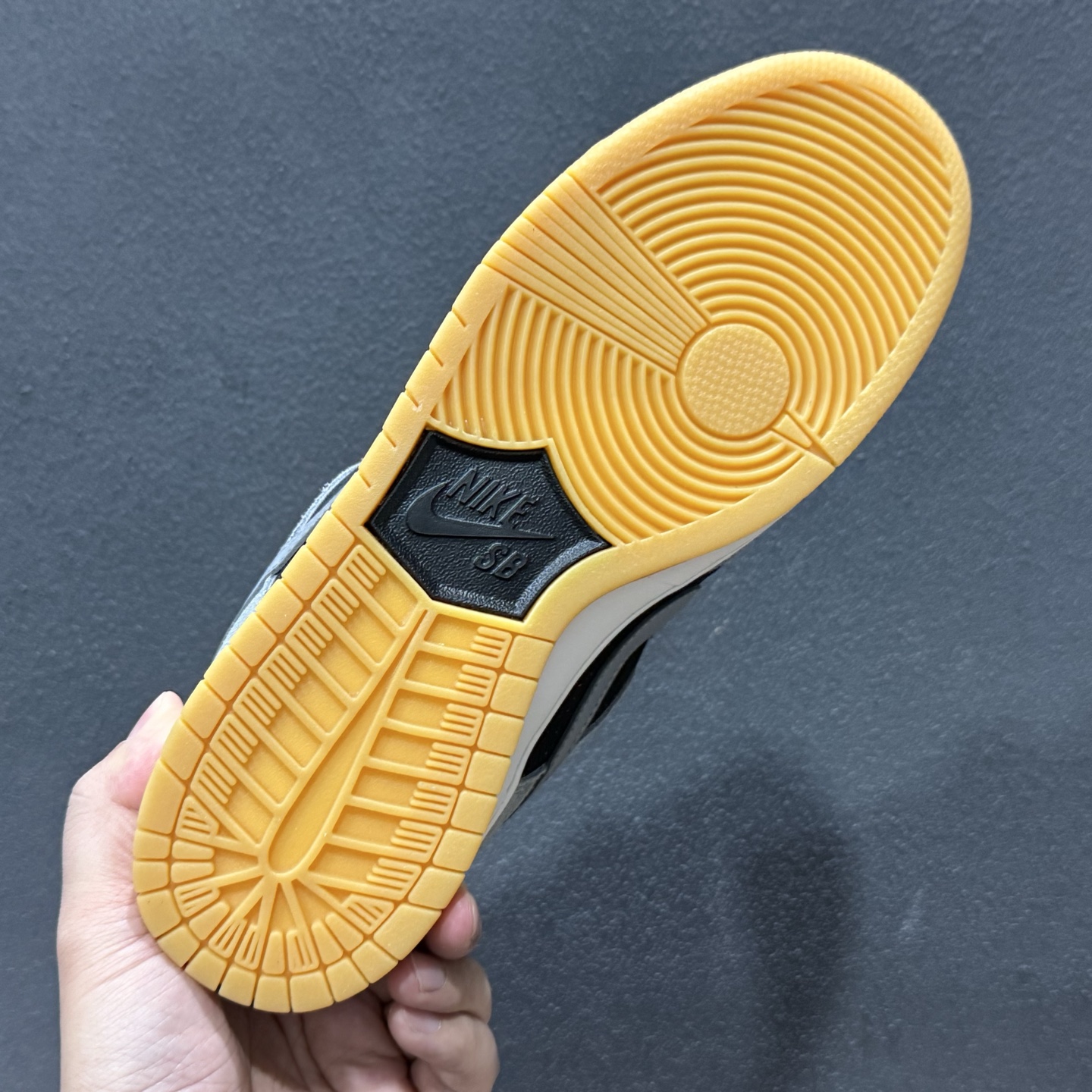 NIKE DUNK SB LOW 全新配色 SB顾名思义 具有经典的Dunk血缘 HF3063-001 NIKE DUNK SB LOW 全新配色 SB顾名思义 具有经典的Dunk血缘 HF3063-001
