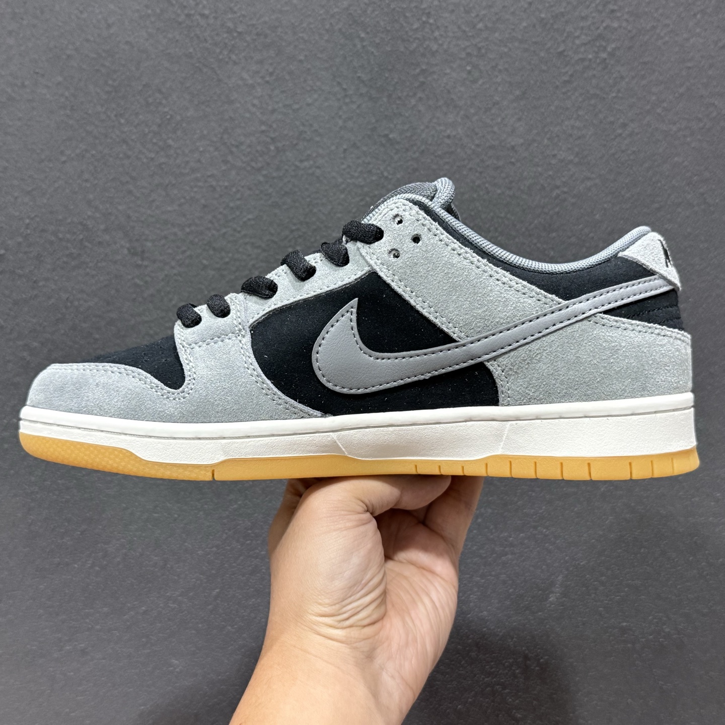 NIKE DUNK SB LOW 全新配色 SB顾名思义 具有经典的Dunk血缘 HF3063-001 NIKE DUNK SB LOW 全新配色 SB顾名思义 具有经典的Dunk血缘 HF3063-001