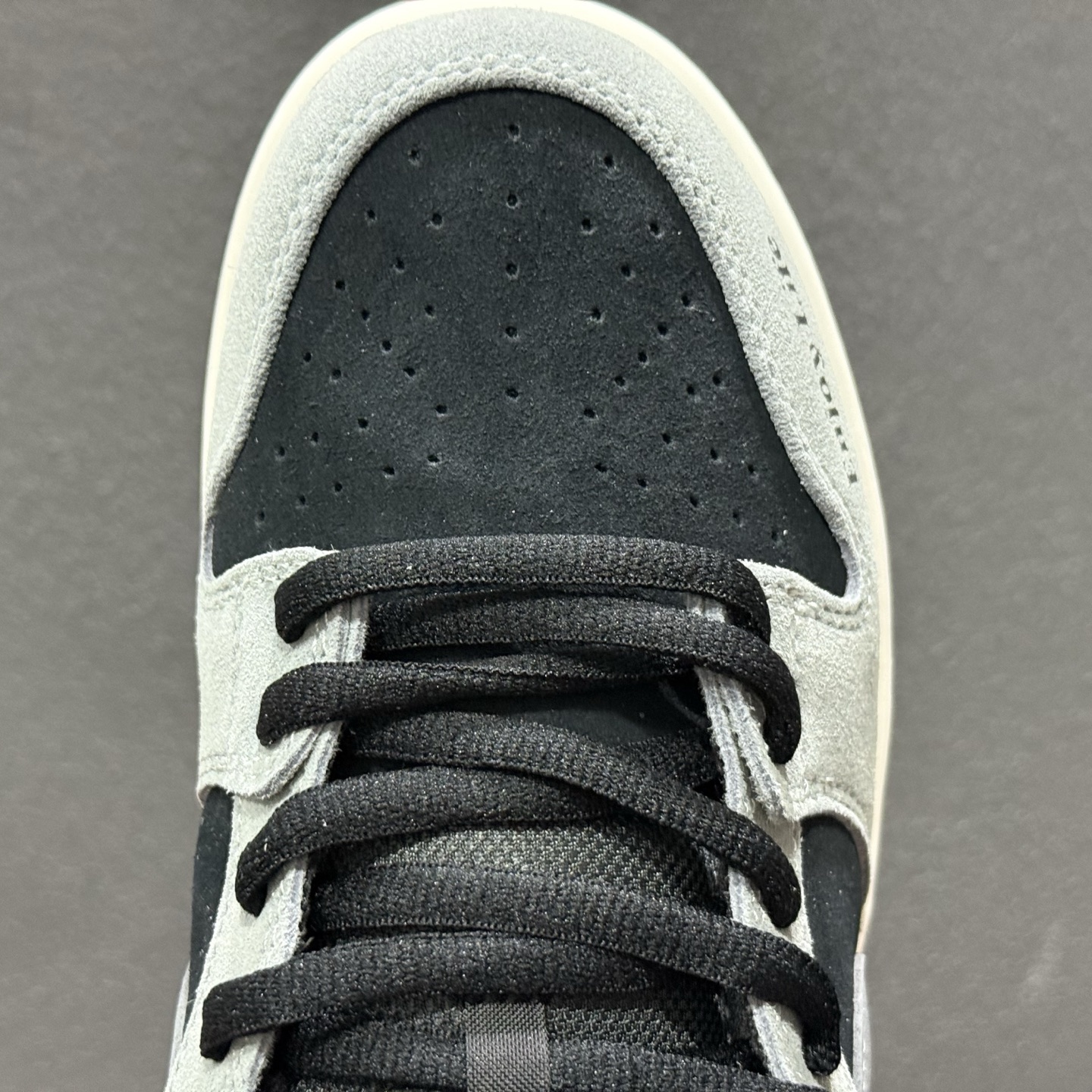 NIKE DUNK SB LOW 全新配色 SB顾名思义 具有经典的Dunk血缘 HF3063-001 NIKE DUNK SB LOW 全新配色 SB顾名思义 具有经典的Dunk血缘 HF3063-001