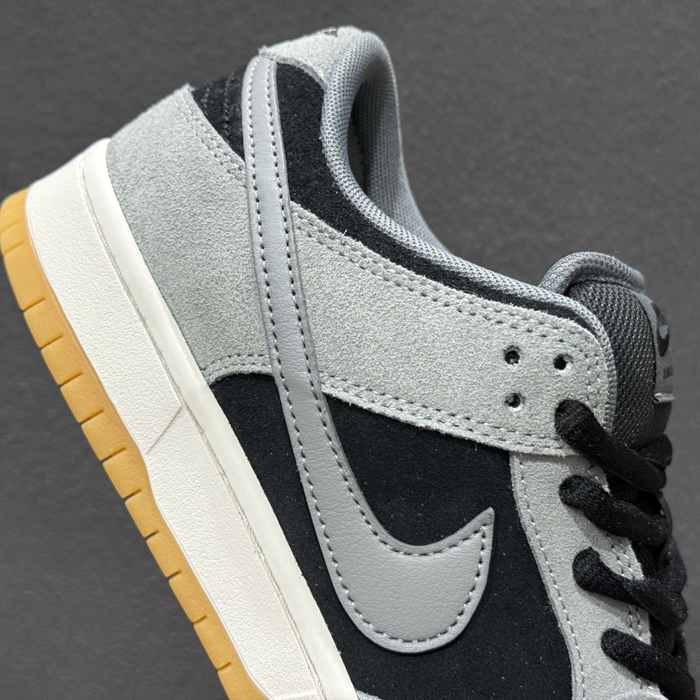 NIKE DUNK SB LOW 全新配色 SB顾名思义 具有经典的Dunk血缘 HF3063-001 NIKE DUNK SB LOW 全新配色 SB顾名思义 具有经典的Dunk血缘 HF3063-001