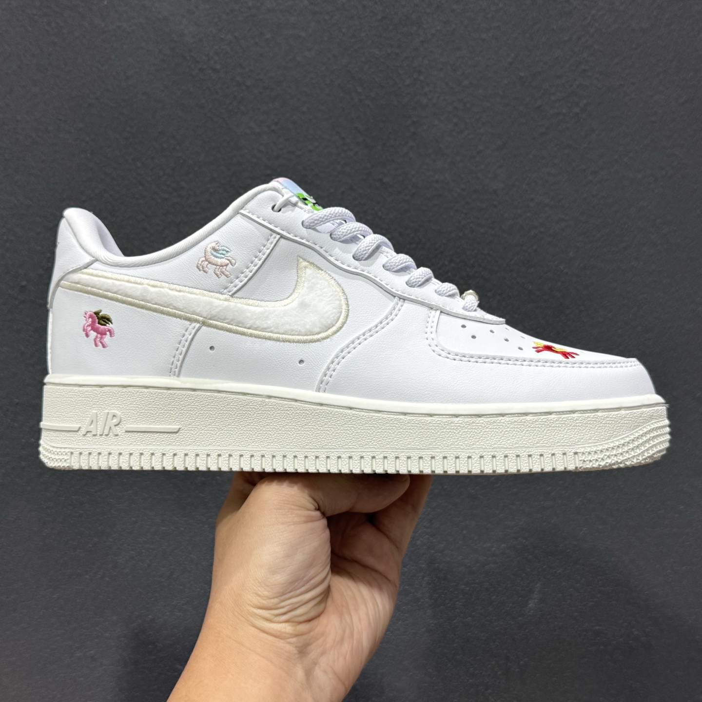 Nike Air Force 1’07 Low 马年Diy 空军一号低帮休闲板鞋 IQ1143-100 Nike Air Force 1’07 Low 马年Diy 空军一号低帮休闲板鞋 IQ1143-100