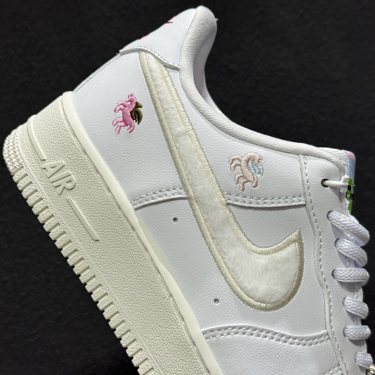 Nike Air Force 1'07 Low 马年Diy 空军一号低帮休闲板鞋 IQ1143-100 Nike Air Force 1'07 Low 马年Diy 空军一号低帮休闲板鞋 IQ1143-100