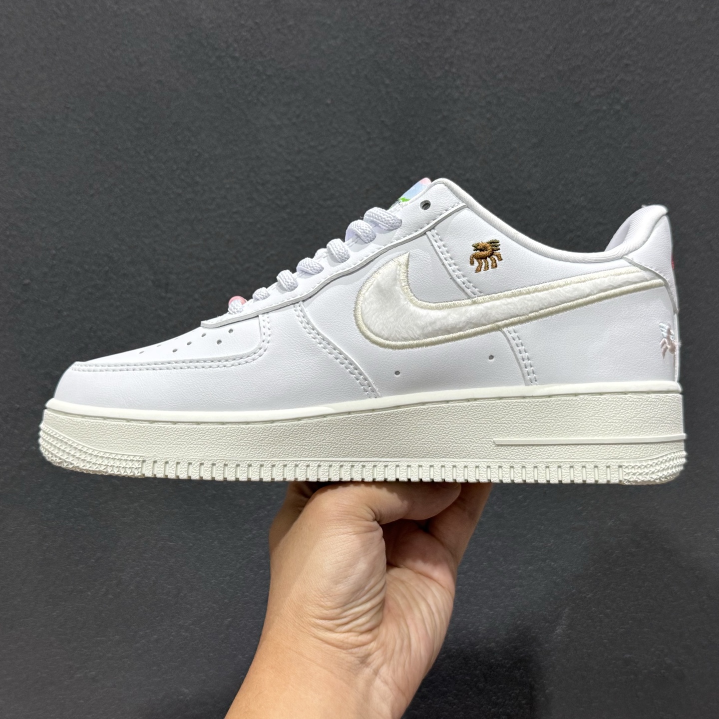 Nike Air Force 1'07 Low 马年Diy 空军一号低帮休闲板鞋 IQ1143-100 Nike Air Force 1'07 Low 马年Diy 空军一号低帮休闲板鞋 IQ1143-100