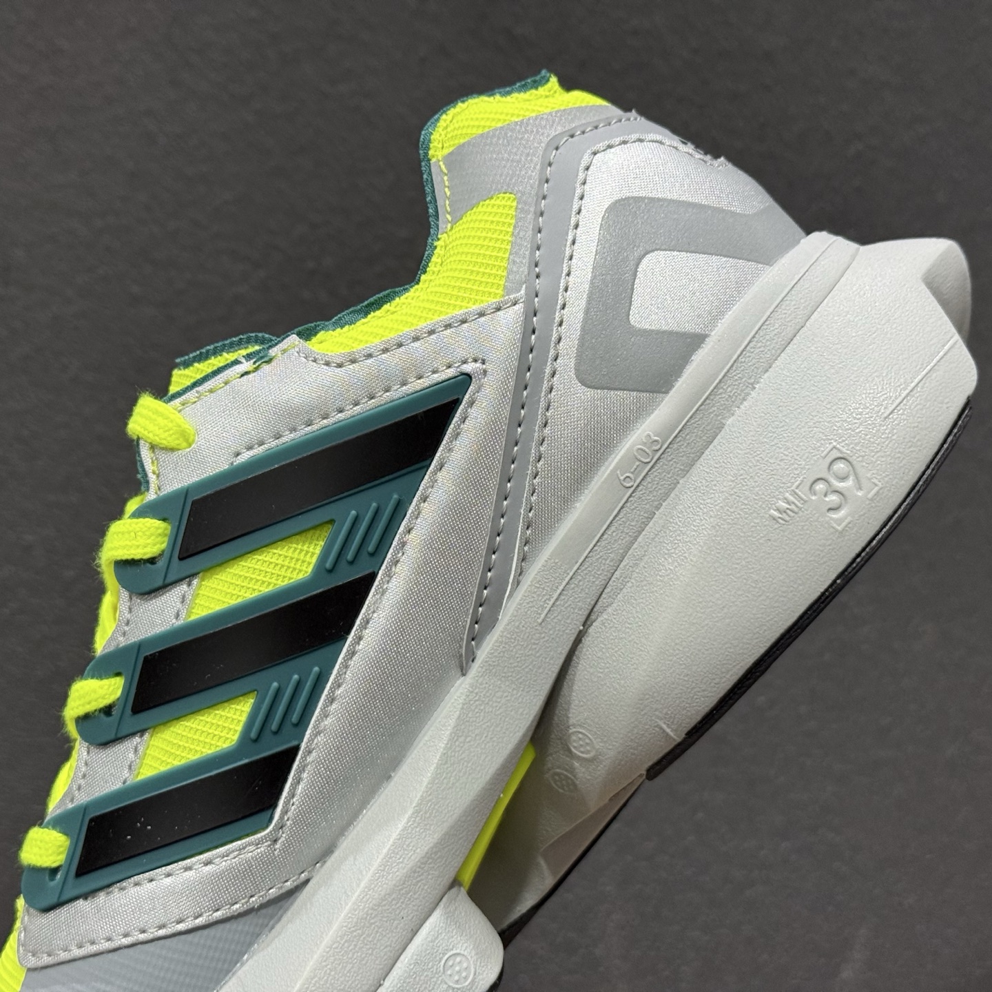 ADIDAS EQUIPMENT ADIOS PRO 舒适百搭防滑耐磨 阿迪达斯 低帮跑步鞋 JR1166-111