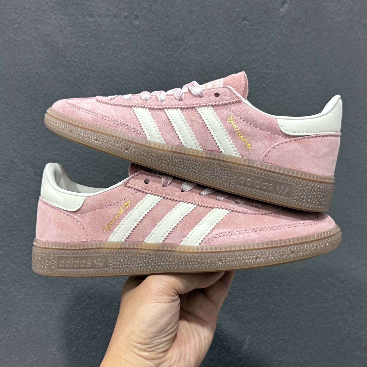 adidas originals HANDBALL SPEZIAL 粉白 此款鞋延续了橡胶外底和经典款式的传统 KJ6305-126 adidas originals HANDBALL SPEZIAL 粉白 此款鞋延续了橡胶外底和经典款式的传统 KJ6305-126