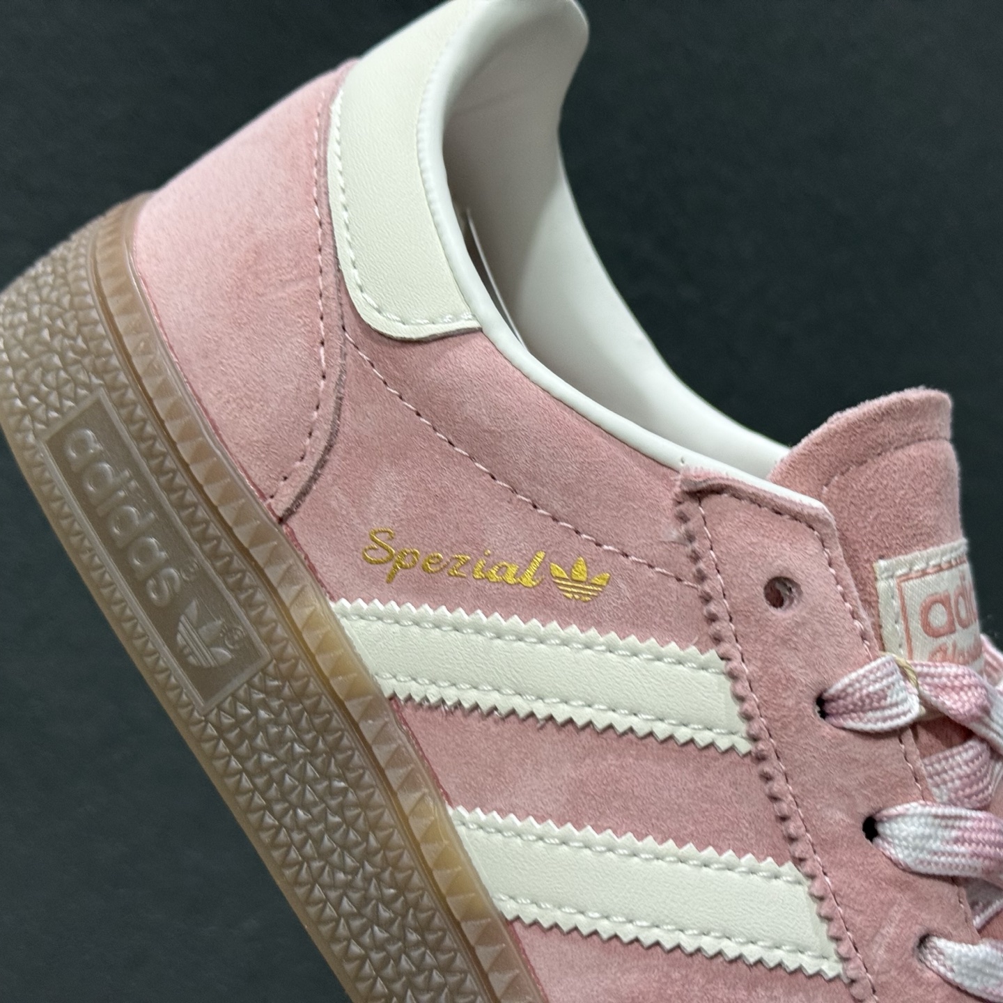 adidas originals HANDBALL SPEZIAL 粉白 此款鞋延续了橡胶外底和经典款式的传统 KJ6305-126 adidas originals HANDBALL SPEZIAL 粉白 此款鞋延续了橡胶外底和经典款式的传统 KJ6305-126