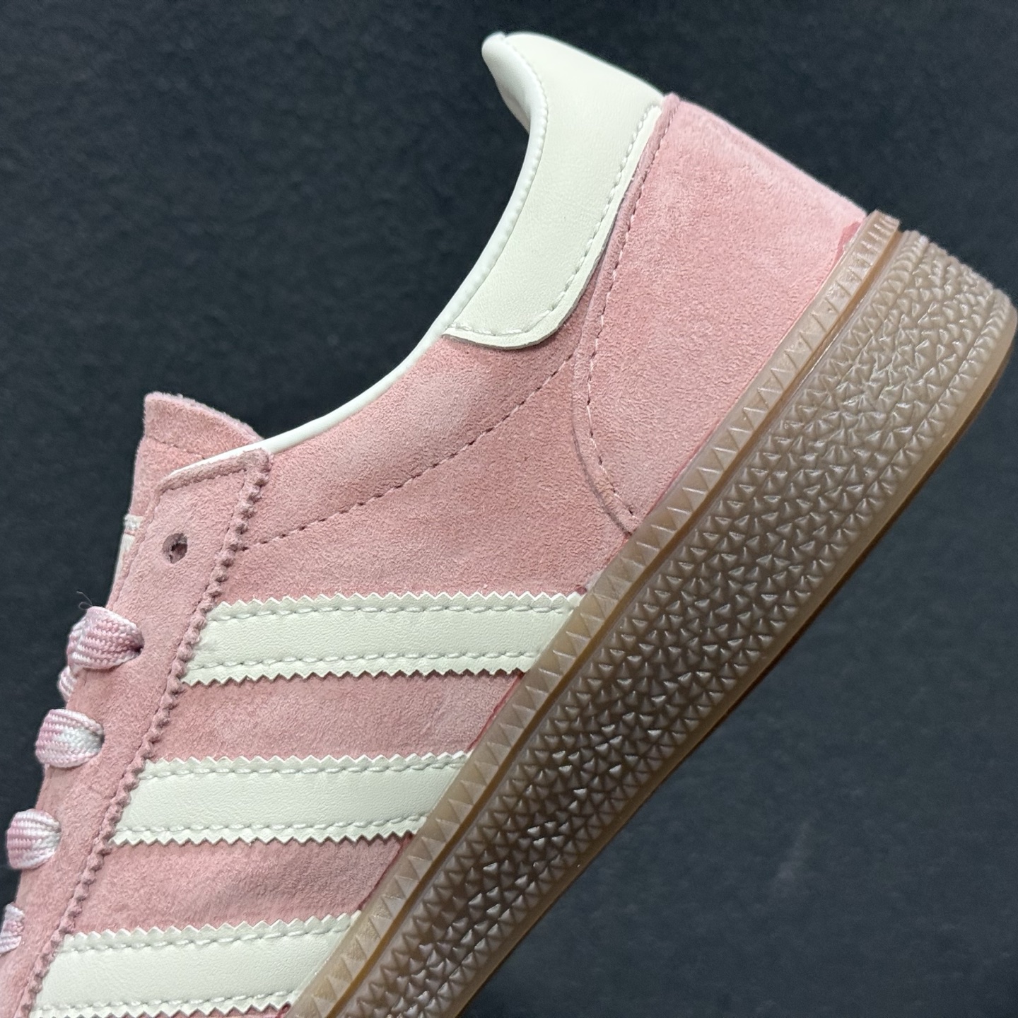 adidas originals HANDBALL SPEZIAL 粉白 此款鞋延续了橡胶外底和经典款式的传统 KJ6305-126 adidas originals HANDBALL SPEZIAL 粉白 此款鞋延续了橡胶外底和经典款式的传统 KJ6305-126