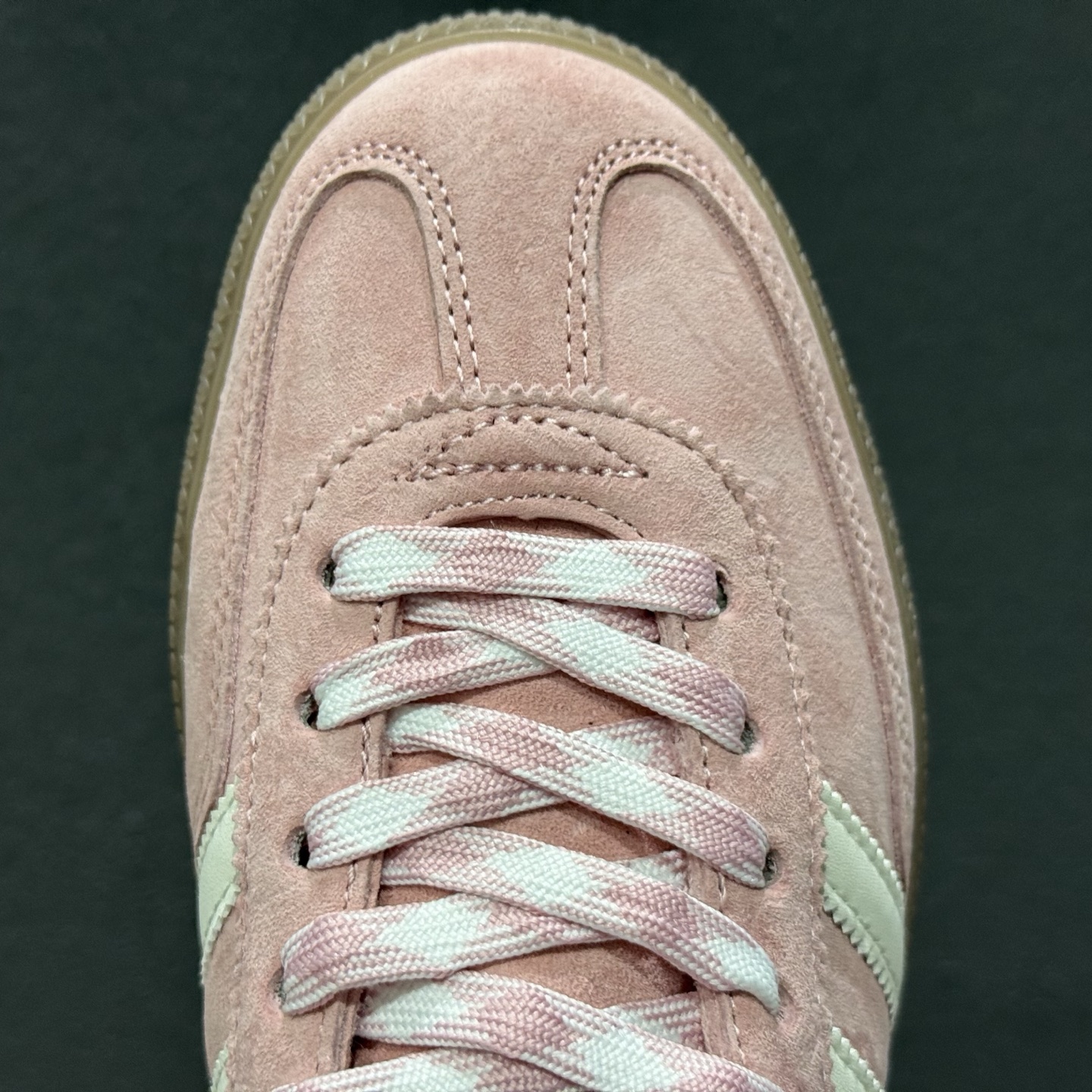adidas originals HANDBALL SPEZIAL 粉白 此款鞋延续了橡胶外底和经典款式的传统 KJ6305-126 adidas originals HANDBALL SPEZIAL 粉白 此款鞋延续了橡胶外底和经典款式的传统 KJ6305-126