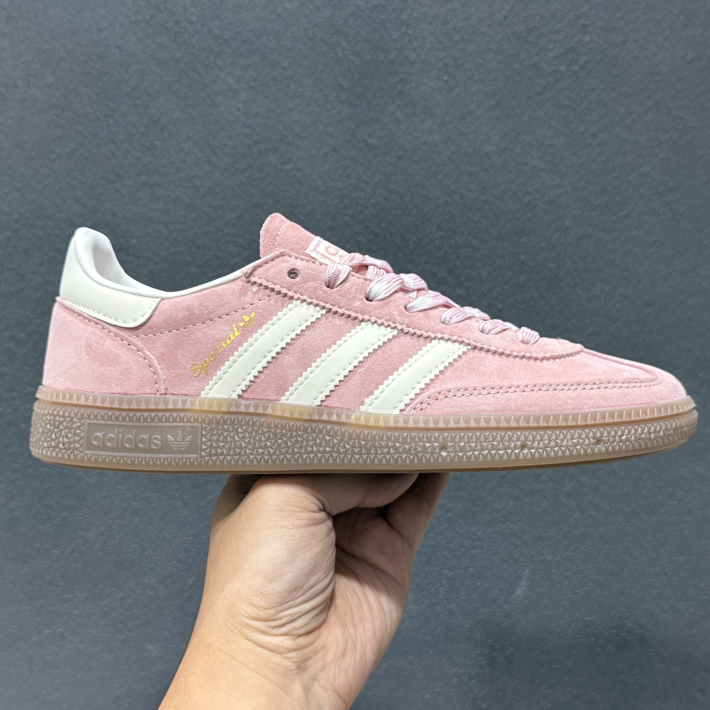 adidas originals HANDBALL SPEZIAL 粉白 此款鞋延续了橡胶外底和经典款式的传统 KJ6305-126 adidas originals HANDBALL SPEZIAL 粉白 此款鞋延续了橡胶外底和经典款式的传统 KJ6305-126