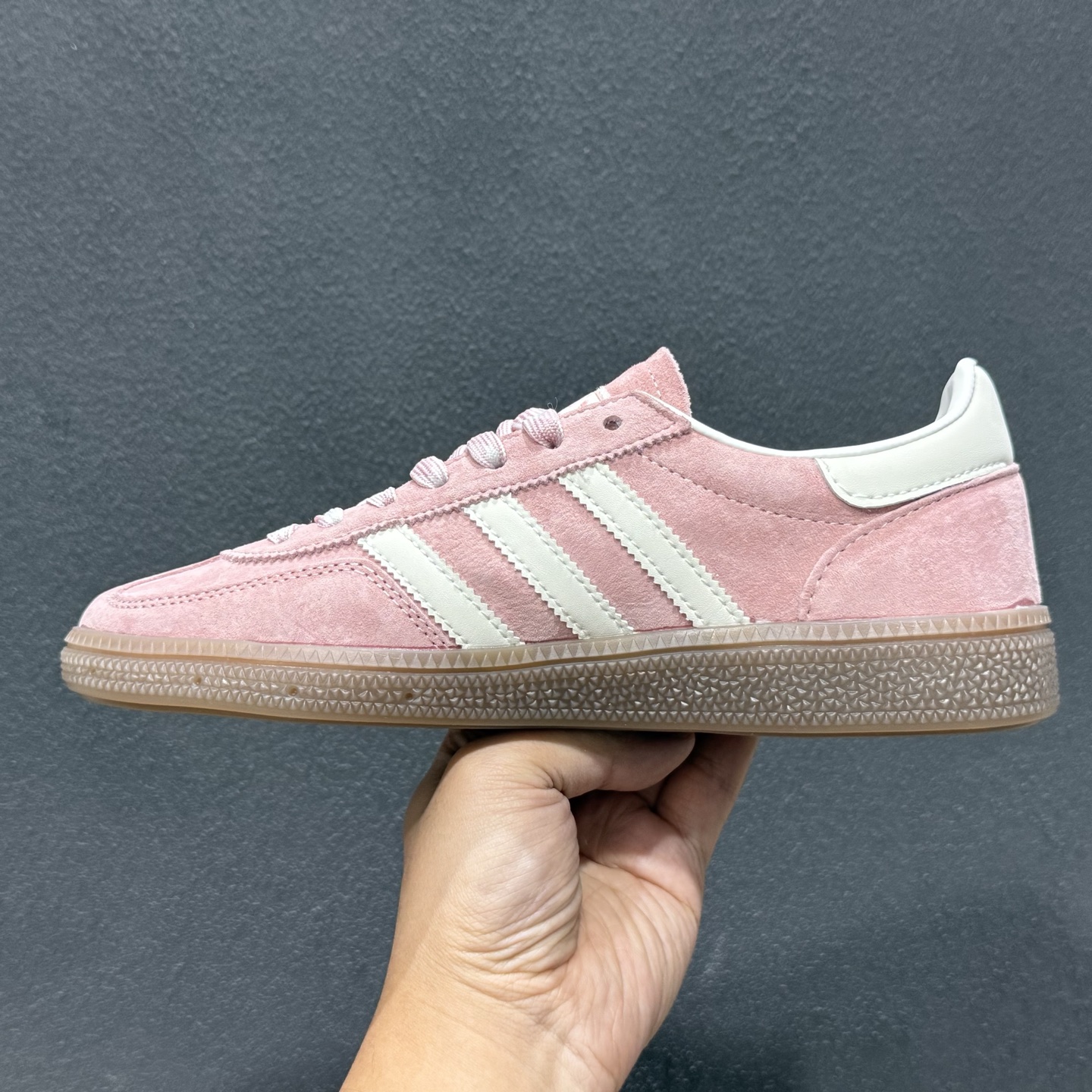 adidas originals HANDBALL SPEZIAL 粉白 此款鞋延续了橡胶外底和经典款式的传统 KJ6305-126 adidas originals HANDBALL SPEZIAL 粉白 此款鞋延续了橡胶外底和经典款式的传统 KJ6305-126