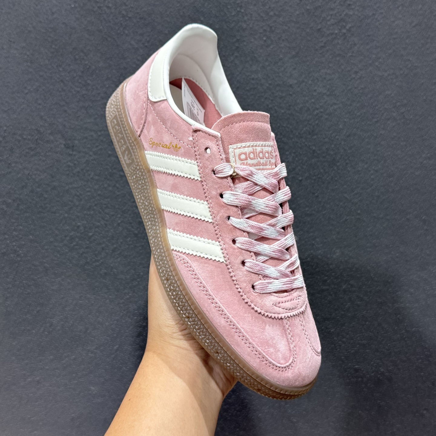 adidas originals HANDBALL SPEZIAL 粉白 此款鞋延续了橡胶外底和经典款式的传统 KJ6305-126 adidas originals HANDBALL SPEZIAL 粉白 此款鞋延续了橡胶外底和经典款式的传统 KJ6305-126