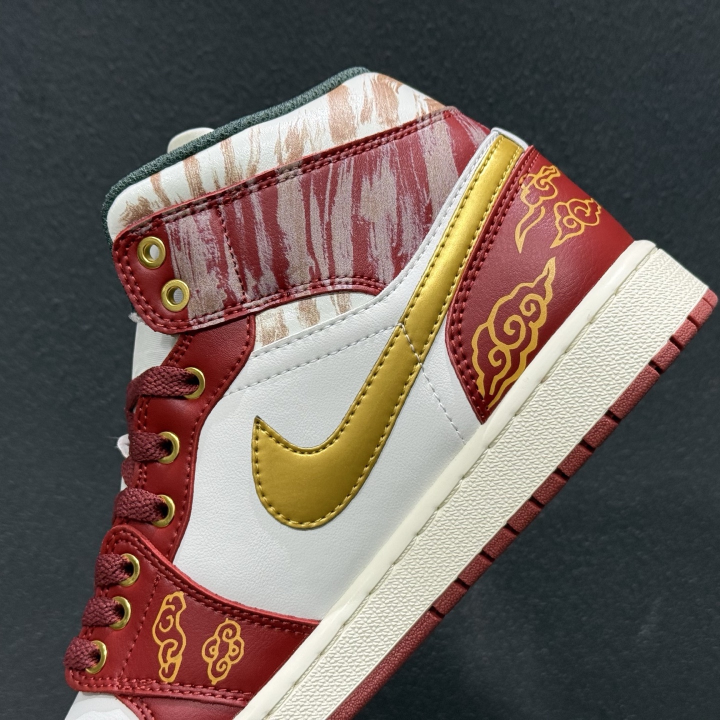 220 独家实拍Air Jordan 1 Mid AJ1 乔1马年限定 中邦文化休闲板鞋 DQ8426-105-Chinese UA Cheap High Quatity Brand Clothes Bags handbags Sneakers wholesale wholesaler seller from China Factory suppliers Fashion Clothing Shoes best Quality Beautiful Price 220 独家实拍Air Jordan 1 Mid AJ1 乔1马年限定 中邦文化休闲板鞋 DQ8426-105