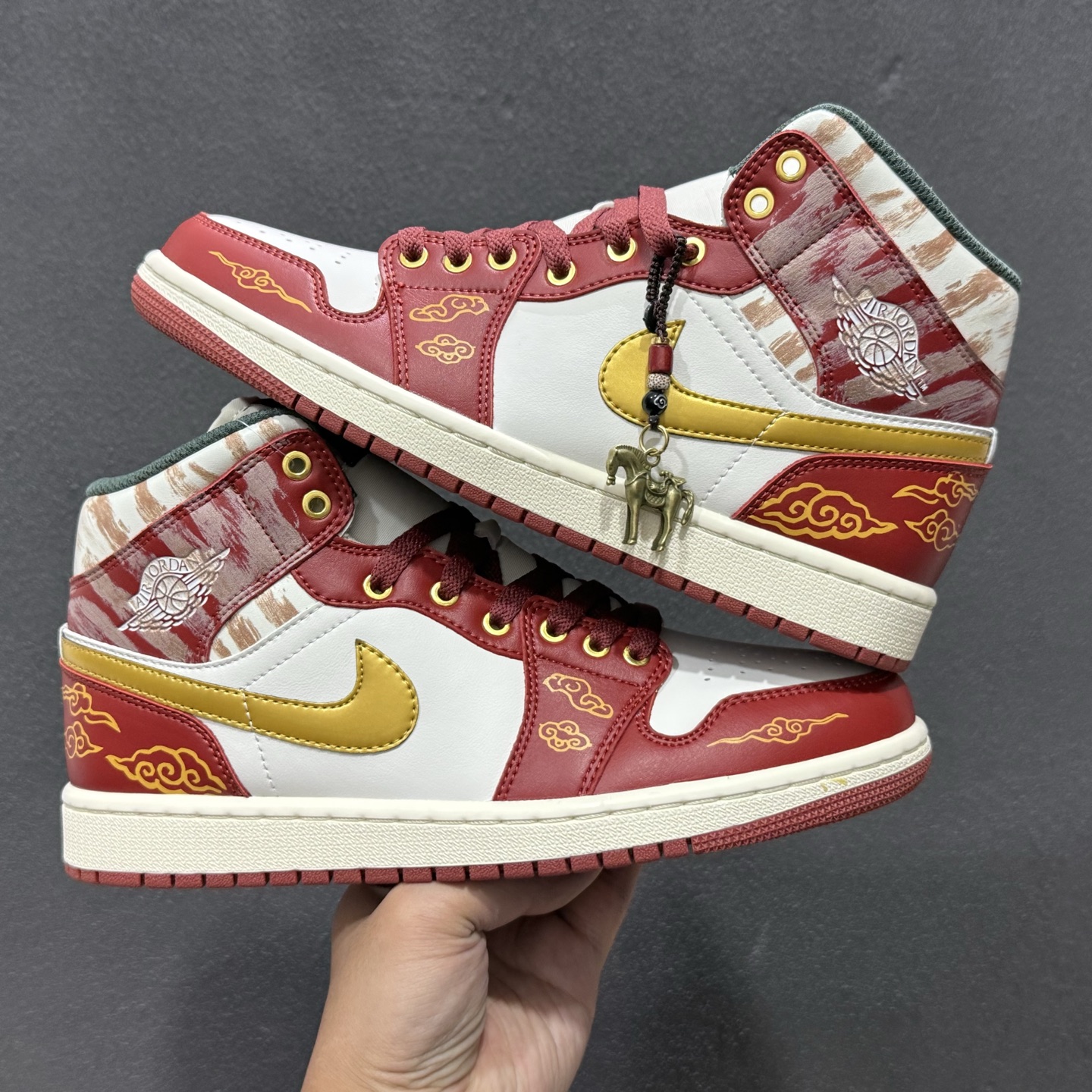 220 独家实拍Air Jordan 1 Mid AJ1 乔1马年限定 中邦文化休闲板鞋 DQ8426-105-Chinese UA Cheap High Quatity Brand Clothes Bags handbags Sneakers wholesale wholesaler seller from China Factory suppliers Fashion Clothing Shoes best Quality Beautiful Price 220 独家实拍Air Jordan 1 Mid AJ1 乔1马年限定 中邦文化休闲板鞋 DQ8426-105