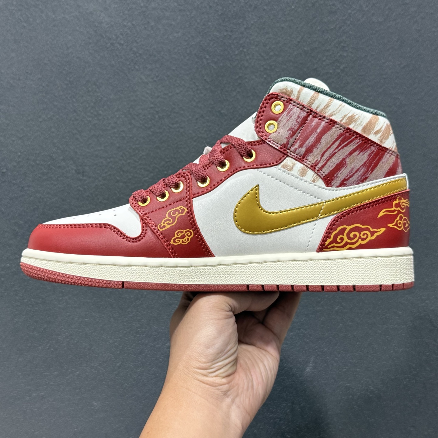 220 独家实拍Air Jordan 1 Mid AJ1 乔1马年限定 中邦文化休闲板鞋 DQ8426-105-Chinese UA Cheap High Quatity Brand Clothes Bags handbags Sneakers wholesale wholesaler seller from China Factory suppliers Fashion Clothing Shoes best Quality Beautiful Price 220 独家实拍Air Jordan 1 Mid AJ1 乔1马年限定 中邦文化休闲板鞋 DQ8426-105