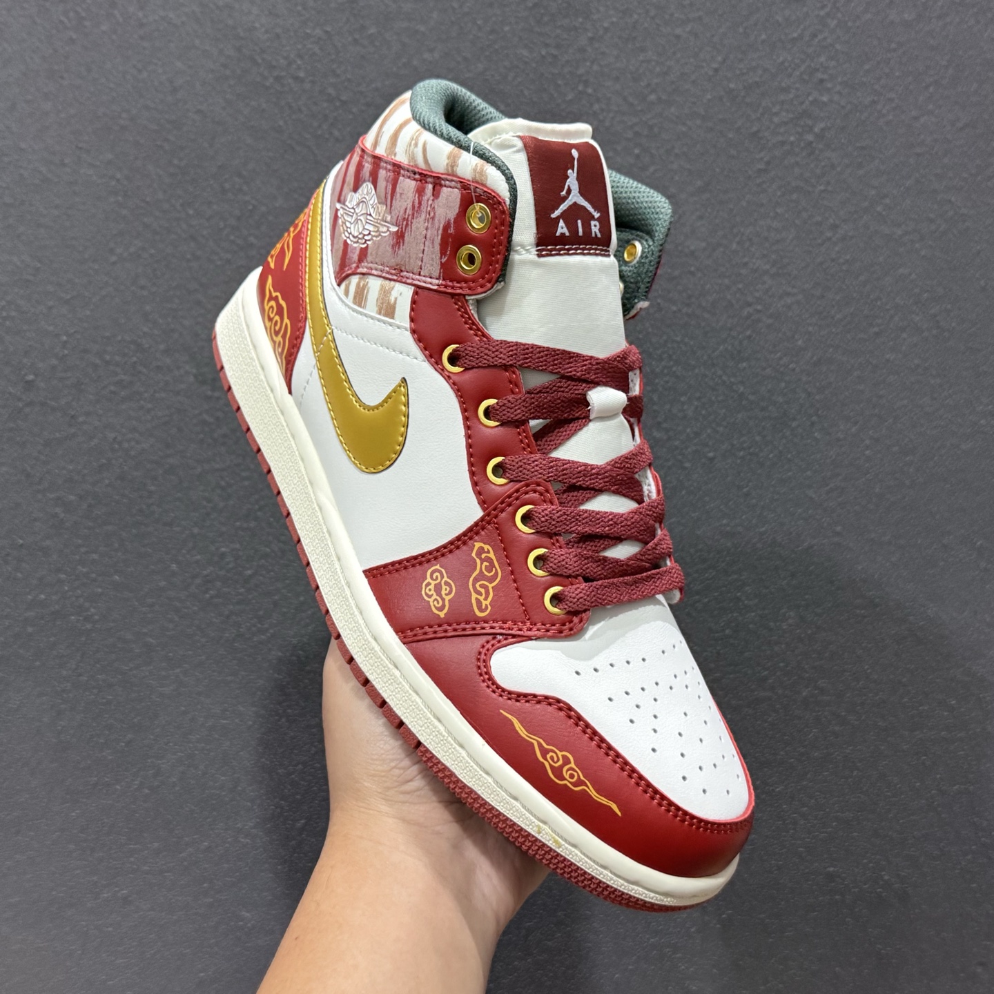 220 独家实拍Air Jordan 1 Mid AJ1 乔1马年限定 中邦文化休闲板鞋 DQ8426-105-Chinese UA Cheap High Quatity Brand Clothes Bags handbags Sneakers wholesale wholesaler seller from China Factory suppliers Fashion Clothing Shoes best Quality Beautiful Price 220 独家实拍Air Jordan 1 Mid AJ1 乔1马年限定 中邦文化休闲板鞋 DQ8426-105