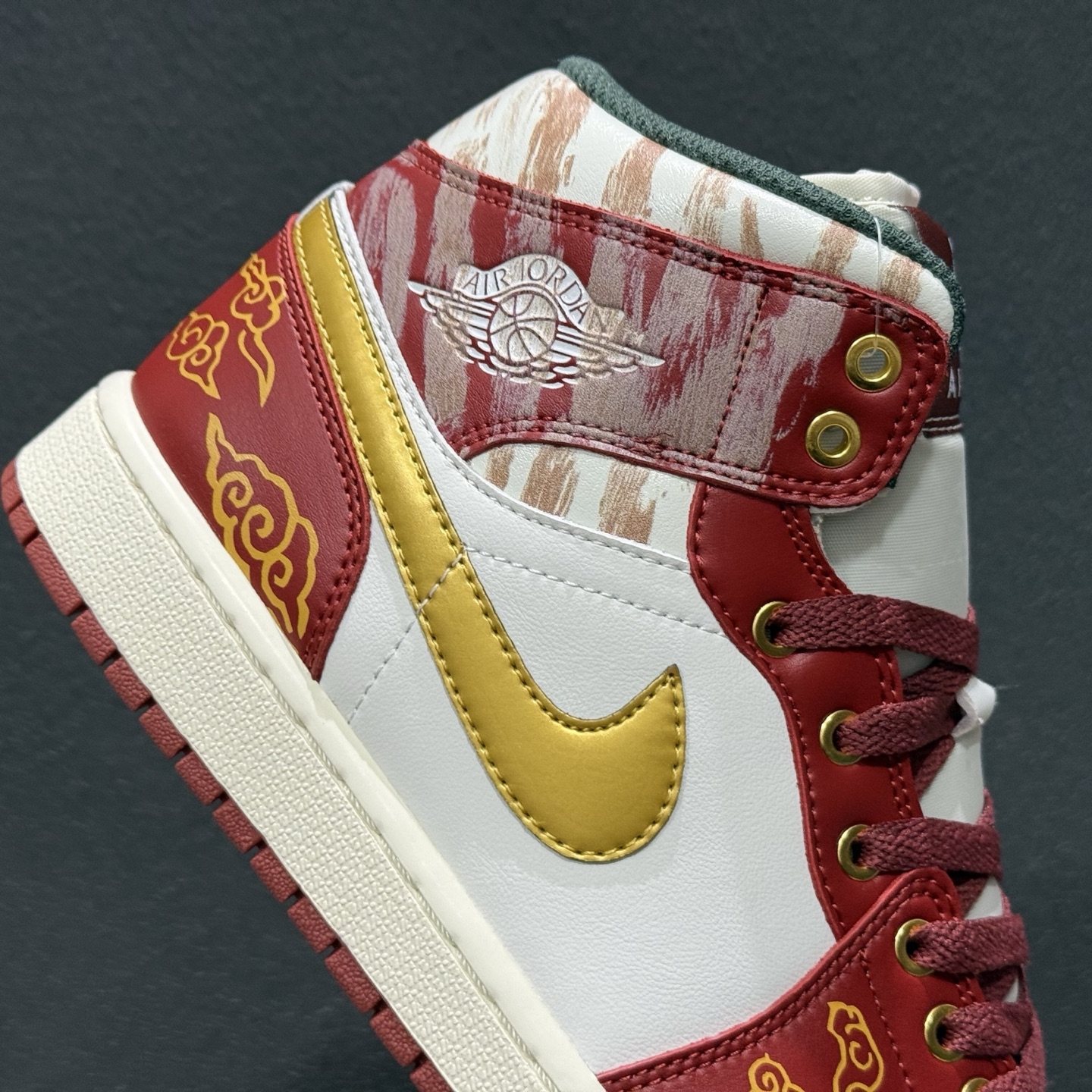 220 独家实拍Air Jordan 1 Mid AJ1 乔1马年限定 中邦文化休闲板鞋 DQ8426-105-Chinese UA Cheap High Quatity Brand Clothes Bags handbags Sneakers wholesale wholesaler seller from China Factory suppliers Fashion Clothing Shoes best Quality Beautiful Price 220 独家实拍Air Jordan 1 Mid AJ1 乔1马年限定 中邦文化休闲板鞋 DQ8426-105