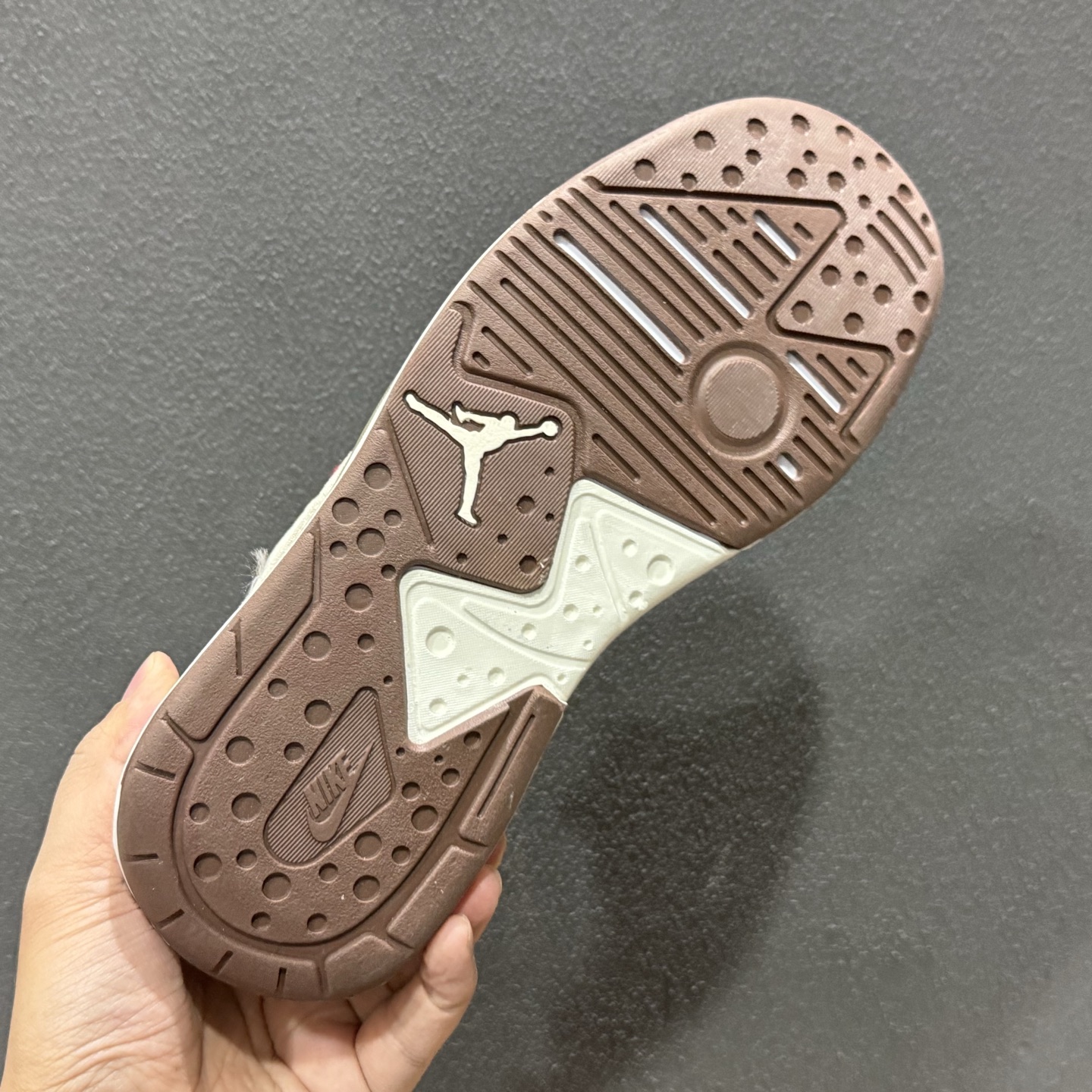 Nike Air Jordan CMFT Era 马年限定 舒适简约低帮运动鞋 IQ9781-261 Nike Air Jordan CMFT Era 马年限定 舒适简约低帮运动鞋 IQ9781-261