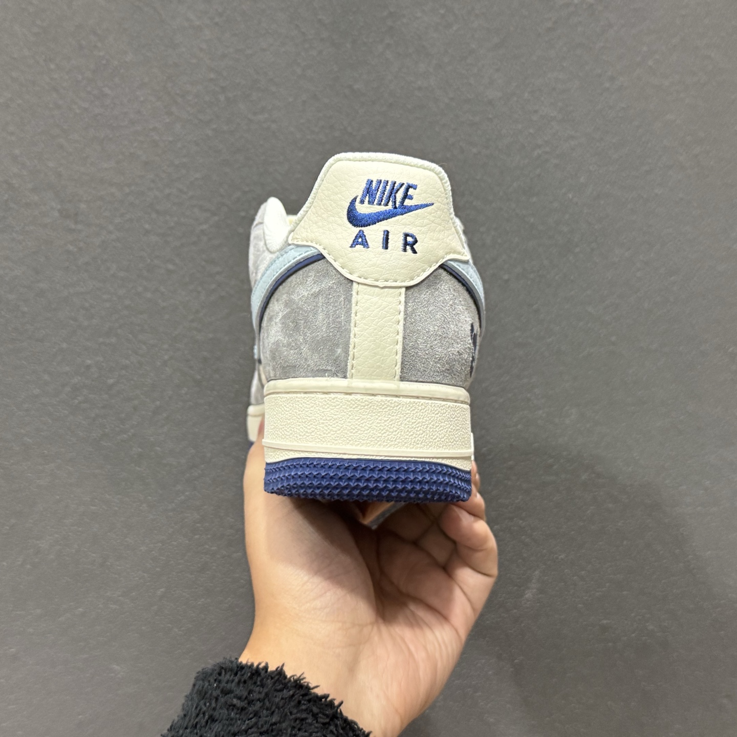 高端定制Nike Air Force 1 '07 Low “暴力熊联名------ 白蓝灰麂皮” 高端定制 低帮休闲板鞋 XD9314-610 高端定制Nike Air Force 1 '07 Low “暴力熊联名------ 白蓝灰麂皮” 高端定制 低帮休闲板鞋 XD9314-610