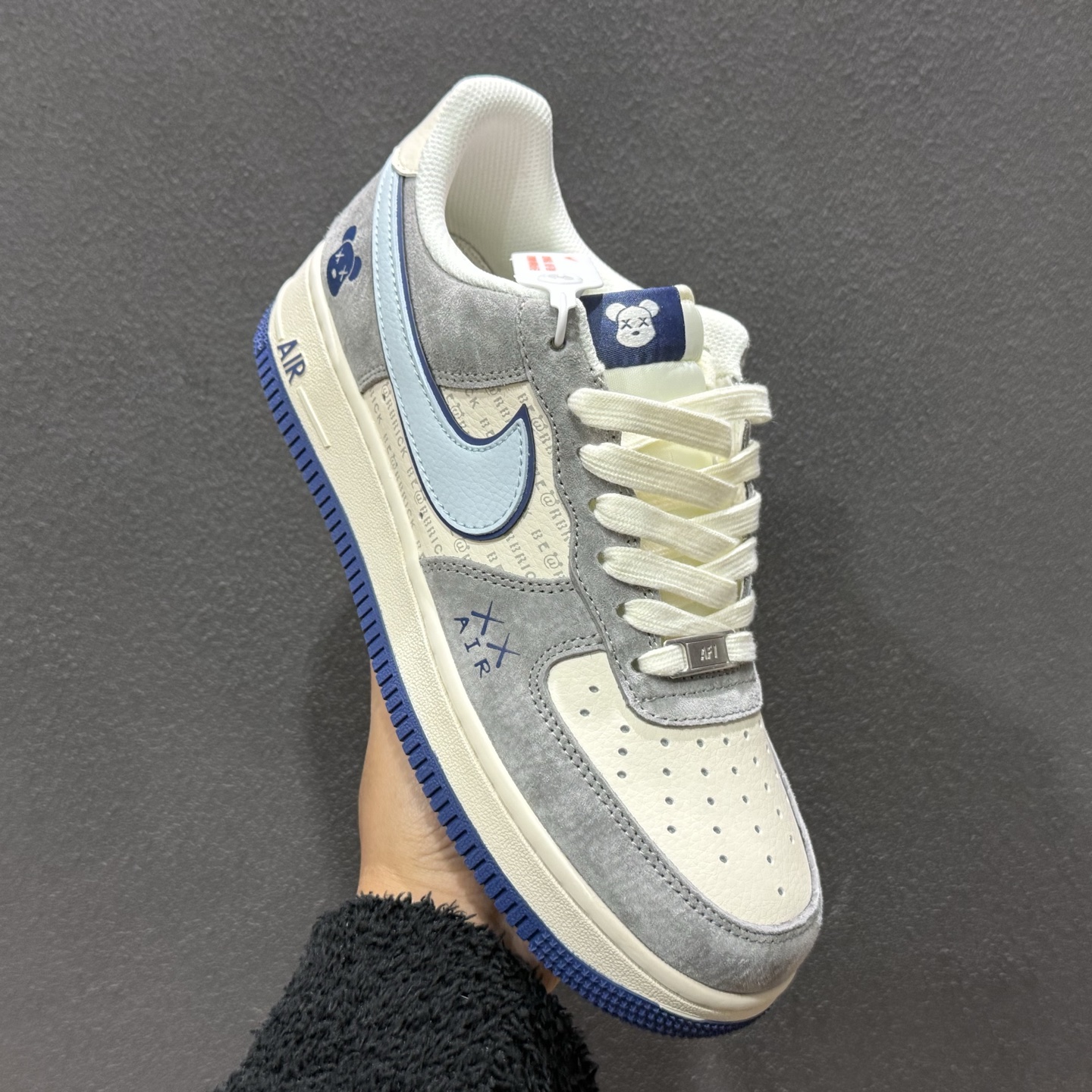 高端定制Nike Air Force 1 '07 Low “暴力熊联名------ 白蓝灰麂皮” 高端定制 低帮休闲板鞋 XD9314-610 高端定制Nike Air Force 1 '07 Low “暴力熊联名------ 白蓝灰麂皮” 高端定制 低帮休闲板鞋 XD9314-610