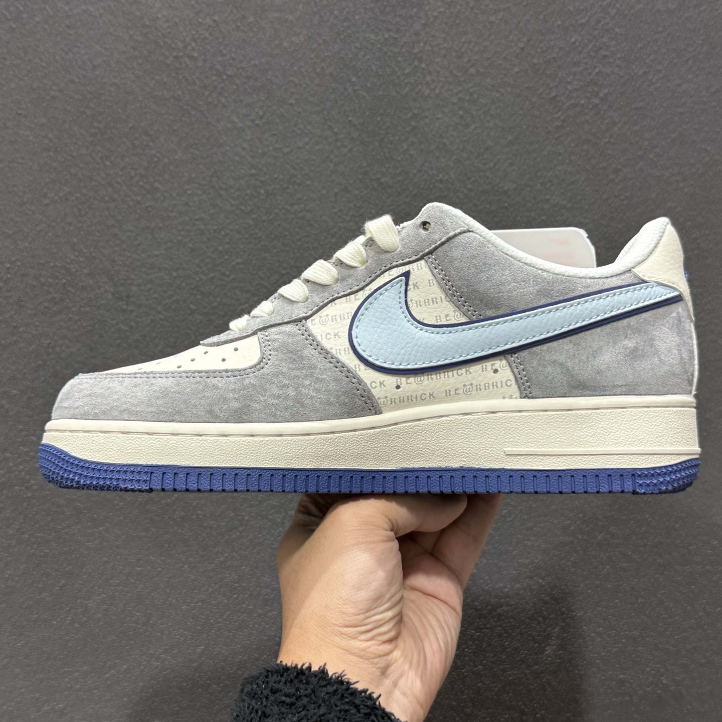 高端定制Nike Air Force 1 '07 Low “暴力熊联名------ 白蓝灰麂皮” 高端定制 低帮休闲板鞋 XD9314-610 高端定制Nike Air Force 1 '07 Low “暴力熊联名------ 白蓝灰麂皮” 高端定制 低帮休闲板鞋 XD9314-610