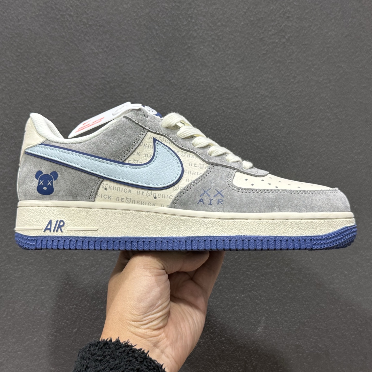 高端定制Nike Air Force 1 ’07 Low “暴力熊联名—— 白蓝灰麂皮” 高端定制 低帮休闲板鞋 XD9314-610 高端定制Nike Air Force 1 ’07 Low “暴力熊联名—— 白蓝灰麂皮” 高端定制 低帮休闲板鞋 XD9314-610