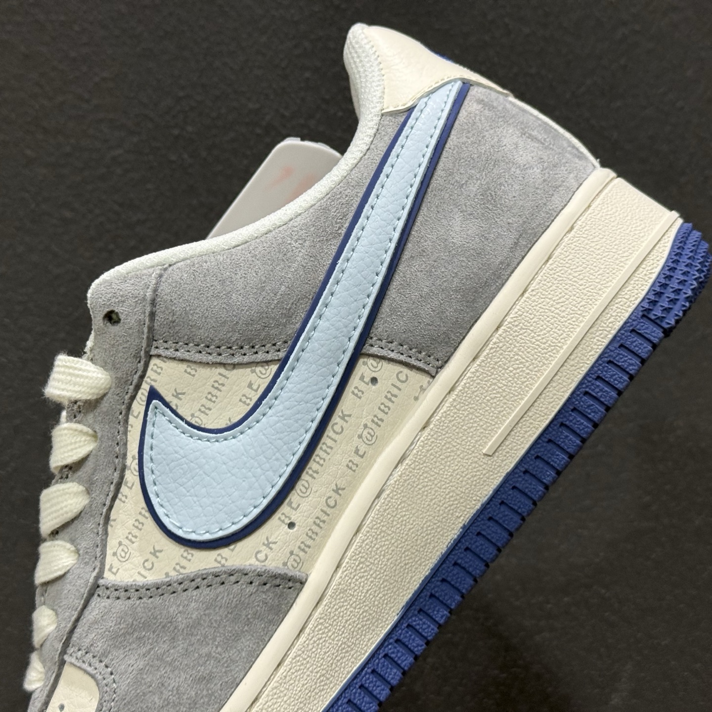 高端定制Nike Air Force 1 '07 Low “暴力熊联名------ 白蓝灰麂皮” 高端定制 低帮休闲板鞋 XD9314-610 高端定制Nike Air Force 1 '07 Low “暴力熊联名------ 白蓝灰麂皮” 高端定制 低帮休闲板鞋 XD9314-610