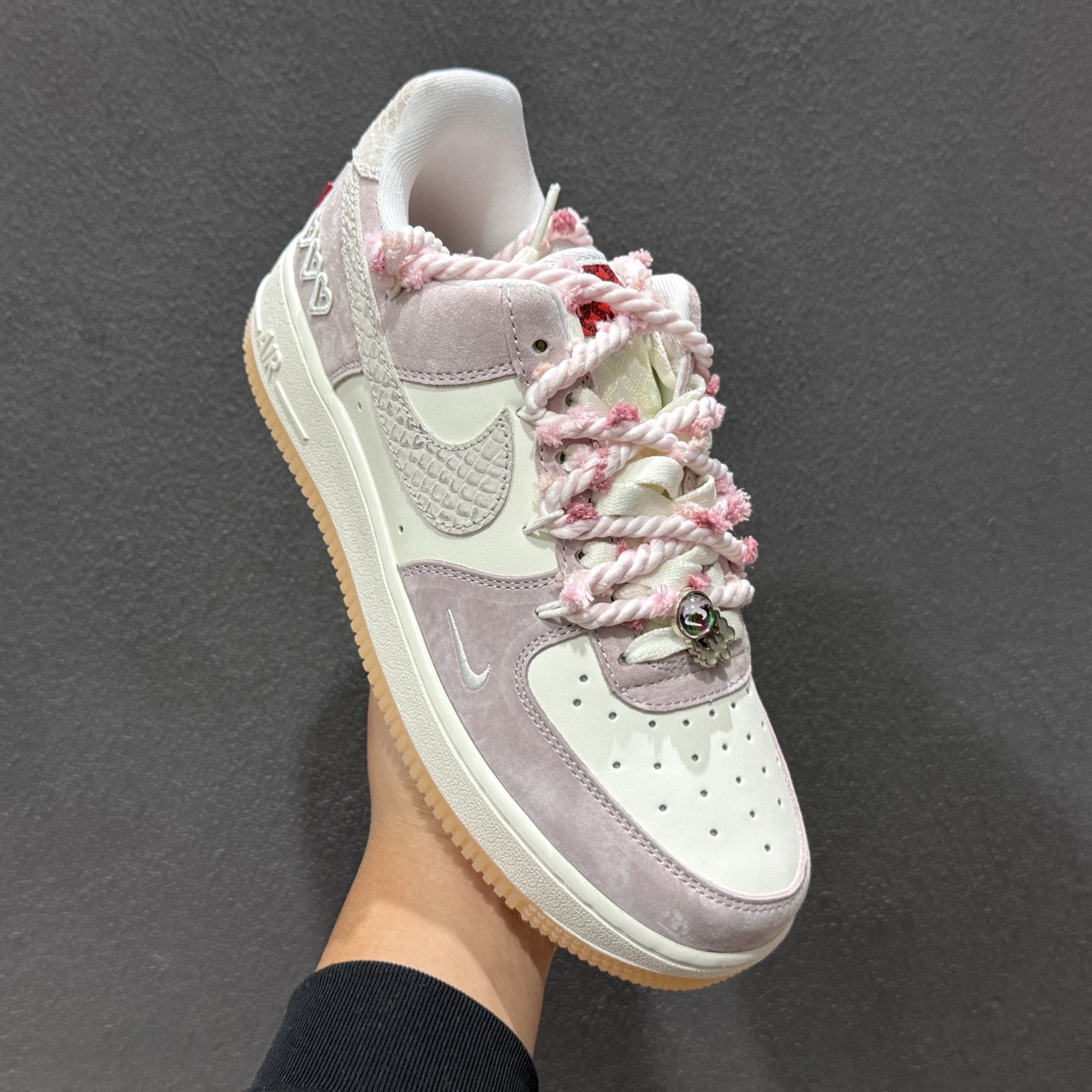 “芋泥告白”订制空军一号板鞋 该定制版球鞋选用原鞋款为Nike Air Force 1'07空军一号 FA5066-111 “芋泥告白”订制空军一号板鞋 该定制版球鞋选用原鞋款为Nike Air Force 1'07空军一号 FA5066-111