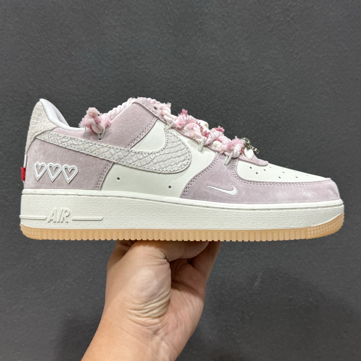 “芋泥告白”订制空军一号板鞋 该定制版球鞋选用原鞋款为Nike Air Force 1’07空军一号 FA5066-111 “芋泥告白”订制空军一号板鞋 该定制版球鞋选用原鞋款为Nike Air Force 1’07空军一号 FA5066-111