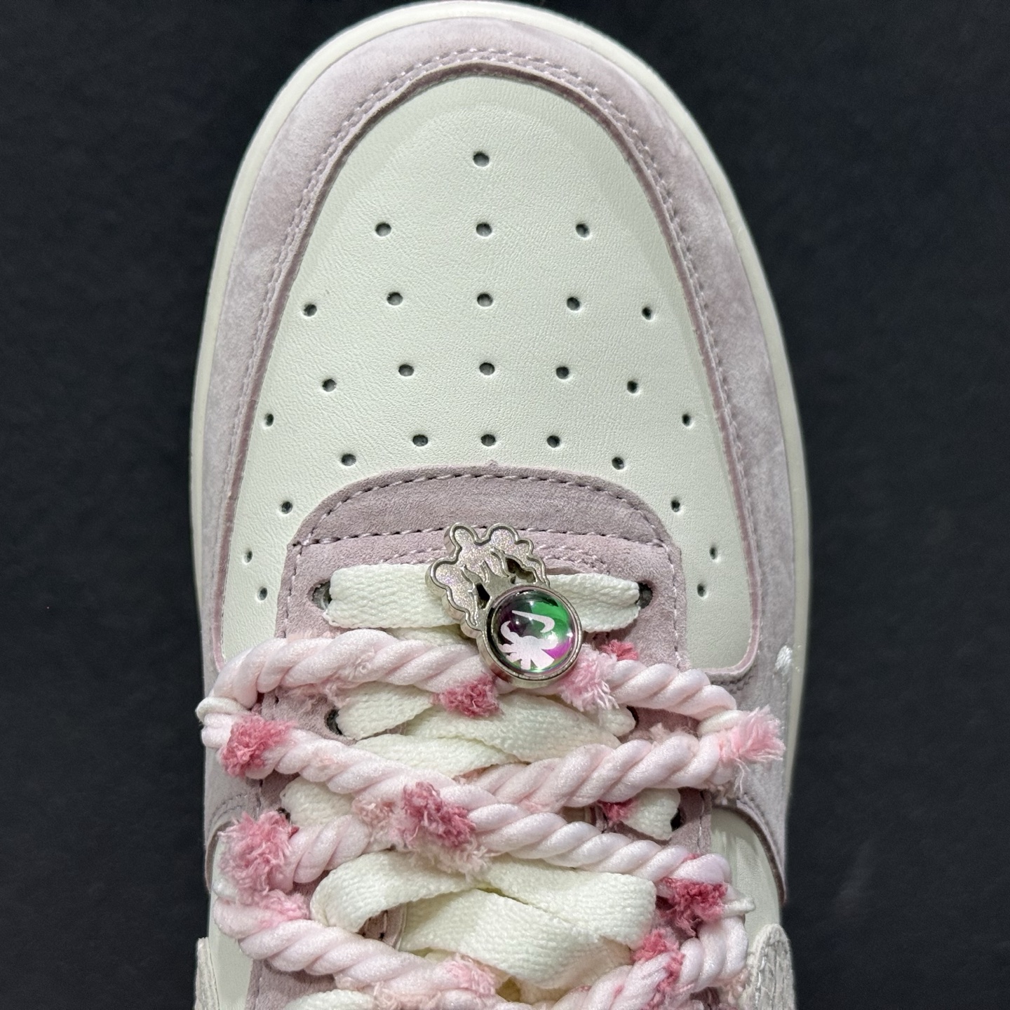 “芋泥告白”订制空军一号板鞋 该定制版球鞋选用原鞋款为Nike Air Force 1'07空军一号 FA5066-111 “芋泥告白”订制空军一号板鞋 该定制版球鞋选用原鞋款为Nike Air Force 1'07空军一号 FA5066-111