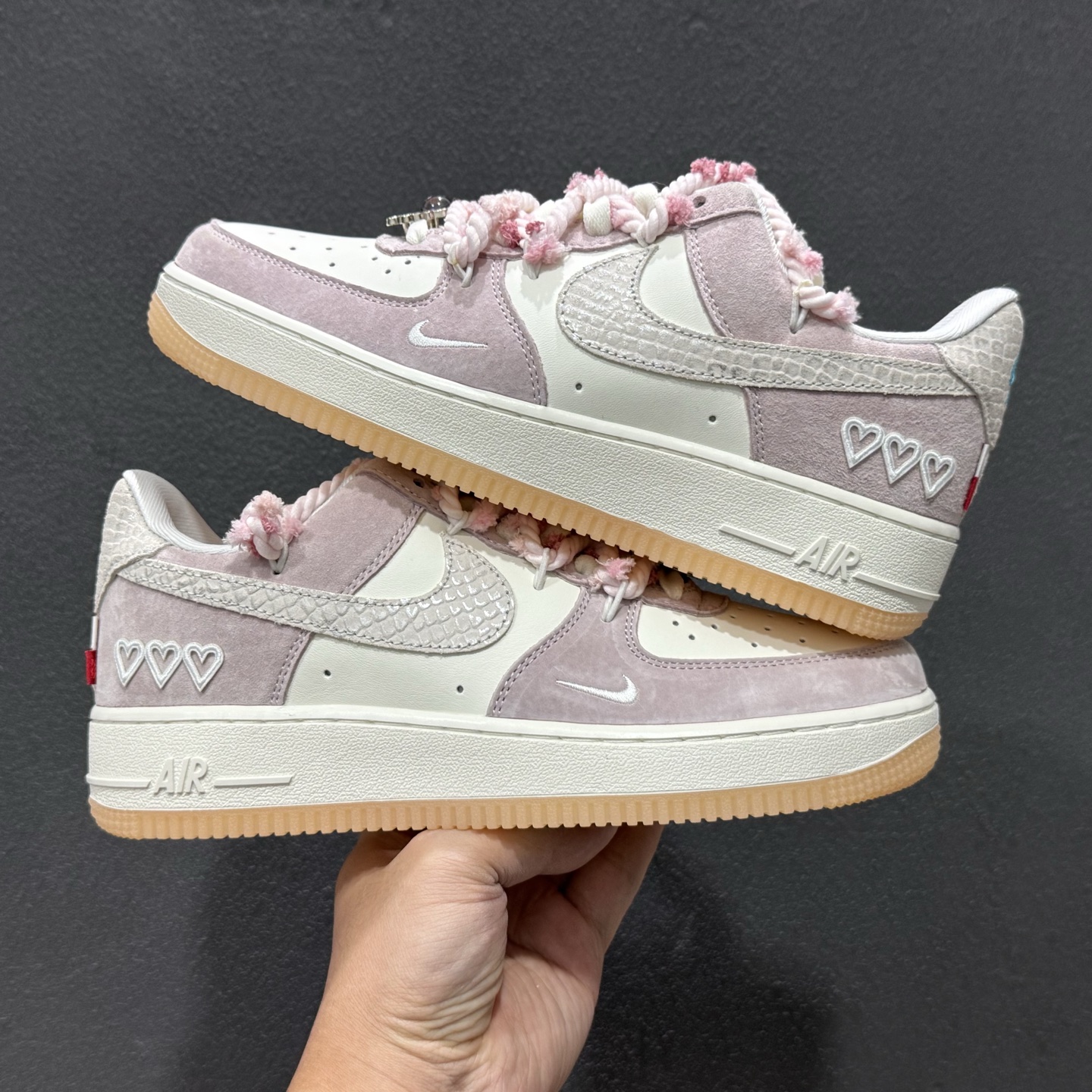 “芋泥告白”订制空军一号板鞋 该定制版球鞋选用原鞋款为Nike Air Force 1'07空军一号 FA5066-111 “芋泥告白”订制空军一号板鞋 该定制版球鞋选用原鞋款为Nike Air Force 1'07空军一号 FA5066-111