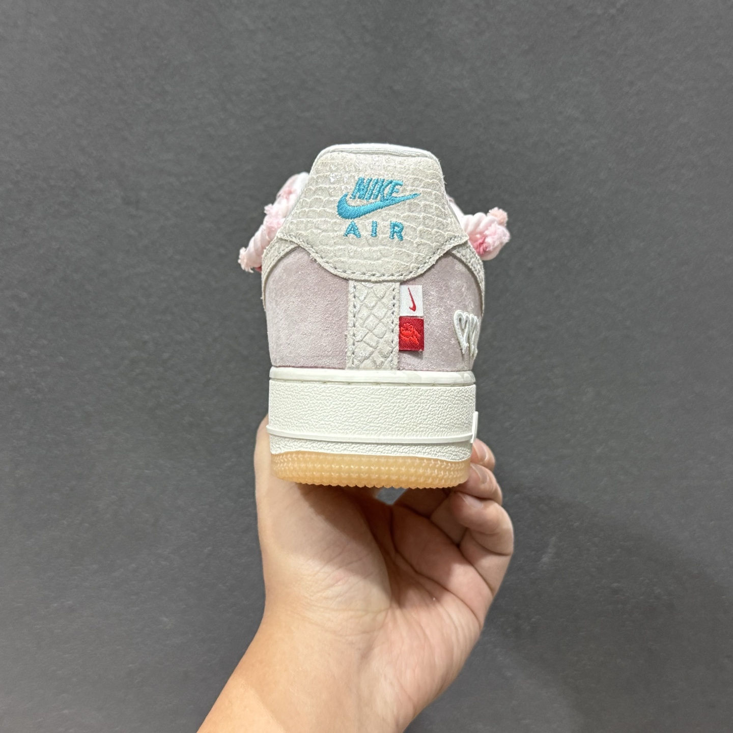 “芋泥告白”订制空军一号板鞋 该定制版球鞋选用原鞋款为Nike Air Force 1'07空军一号 FA5066-111 “芋泥告白”订制空军一号板鞋 该定制版球鞋选用原鞋款为Nike Air Force 1'07空军一号 FA5066-111