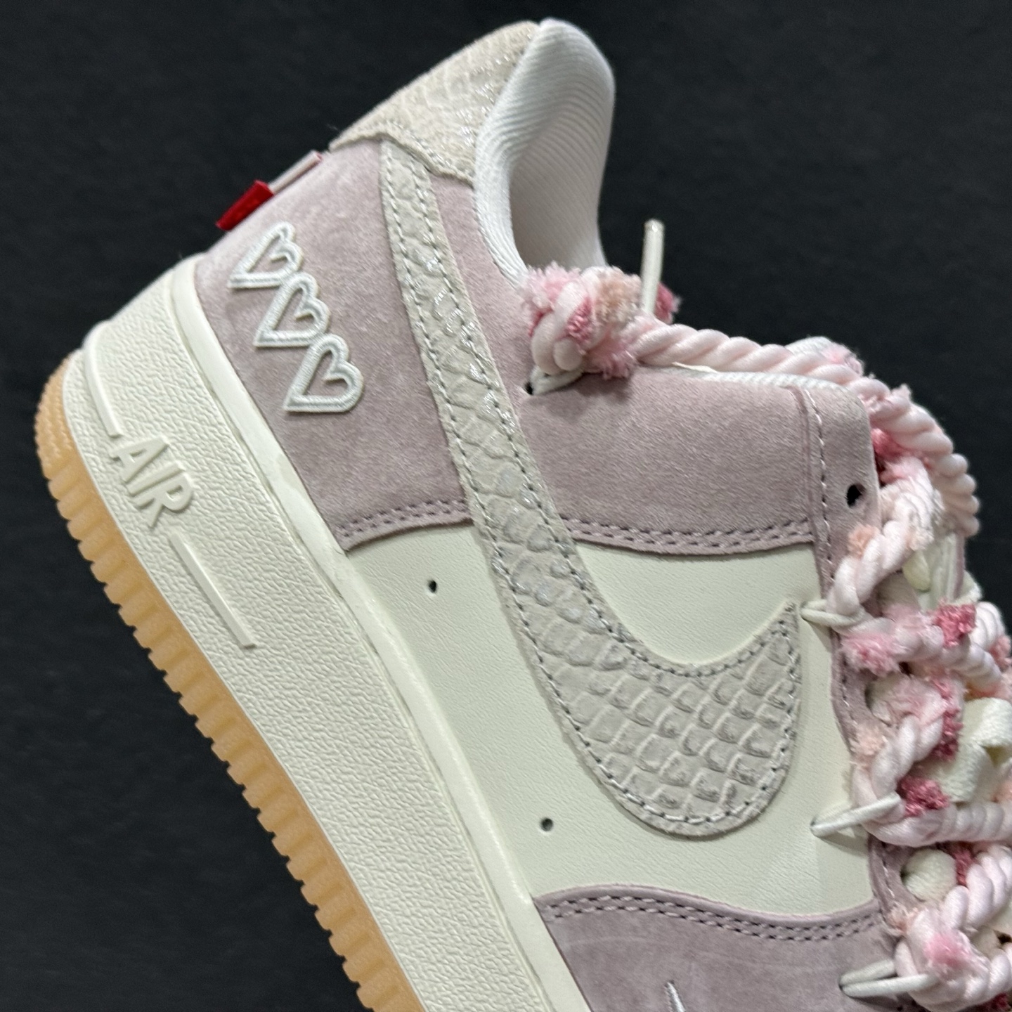 “芋泥告白”订制空军一号板鞋 该定制版球鞋选用原鞋款为Nike Air Force 1'07空军一号 FA5066-111 “芋泥告白”订制空军一号板鞋 该定制版球鞋选用原鞋款为Nike Air Force 1'07空军一号 FA5066-111