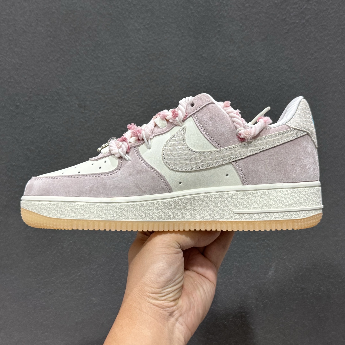 “芋泥告白”订制空军一号板鞋 该定制版球鞋选用原鞋款为Nike Air Force 1'07空军一号 FA5066-111 “芋泥告白”订制空军一号板鞋 该定制版球鞋选用原鞋款为Nike Air Force 1'07空军一号 FA5066-111