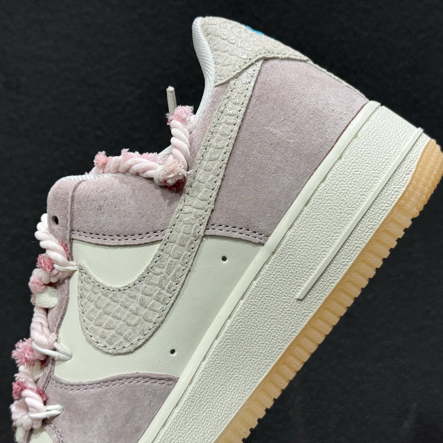 “芋泥告白”订制空军一号板鞋 该定制版球鞋选用原鞋款为Nike Air Force 1'07空军一号 FA5066-111 “芋泥告白”订制空军一号板鞋 该定制版球鞋选用原鞋款为Nike Air Force 1'07空军一号 FA5066-111