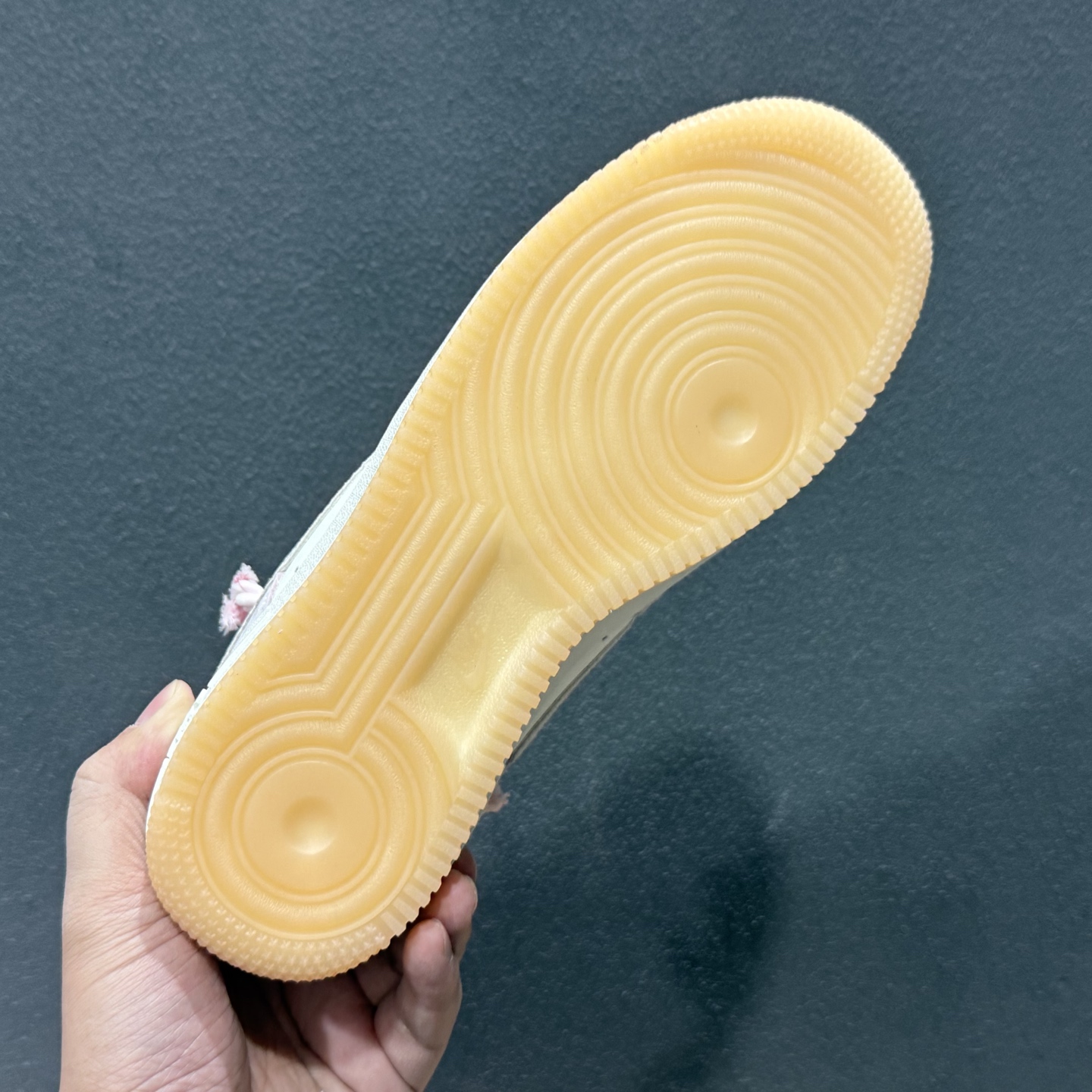 “芋泥告白”订制空军一号板鞋 该定制版球鞋选用原鞋款为Nike Air Force 1'07空军一号 FA5066-111 “芋泥告白”订制空军一号板鞋 该定制版球鞋选用原鞋款为Nike Air Force 1'07空军一号 FA5066-111