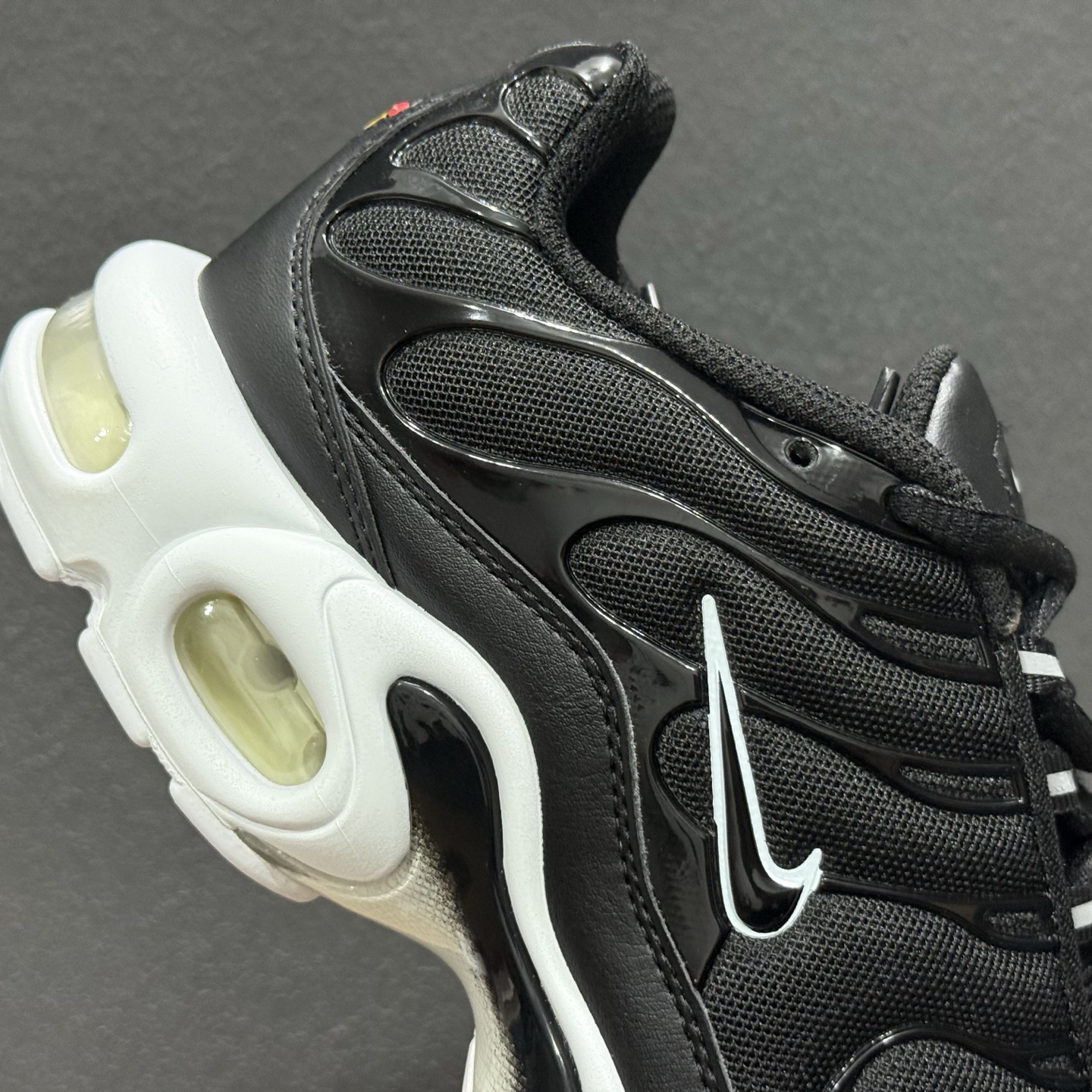 300 Nike Air Max Plus 跑步鞋 黑白色 MAX版纯原生产线出品 DM2362-001-Chinese UA Cheap High Quatity Brand Clothes Bags handbags Sneakers wholesale wholesaler seller from China Factory suppliers Fashion Clothing Shoes best Quality Beautiful Price 300 Nike Air Max Plus 跑步鞋 黑白色 MAX版纯原生产线出品 DM2362-001