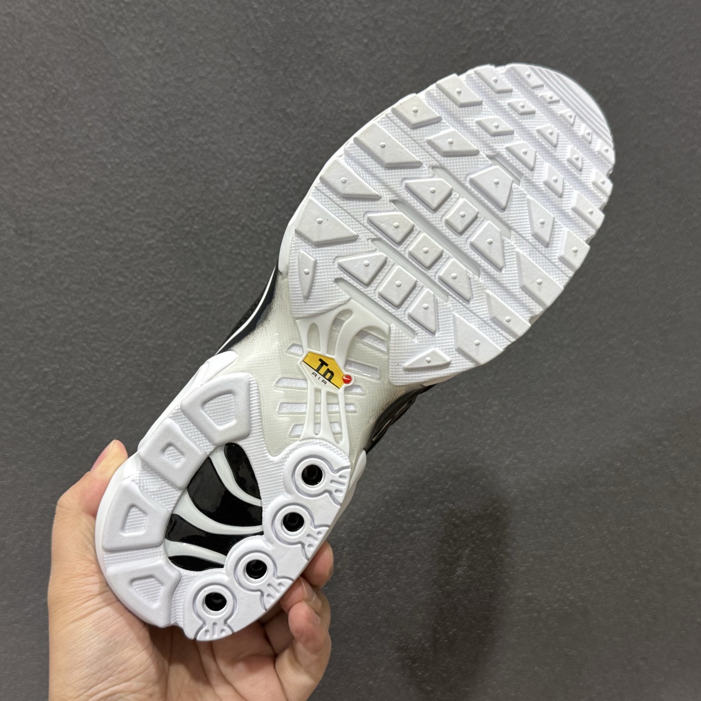 300 Nike Air Max Plus 跑步鞋 黑白色 MAX版纯原生产线出品 DM2362-001-Chinese UA Cheap High Quatity Brand Clothes Bags handbags Sneakers wholesale wholesaler seller from China Factory suppliers Fashion Clothing Shoes best Quality Beautiful Price 300 Nike Air Max Plus 跑步鞋 黑白色 MAX版纯原生产线出品 DM2362-001
