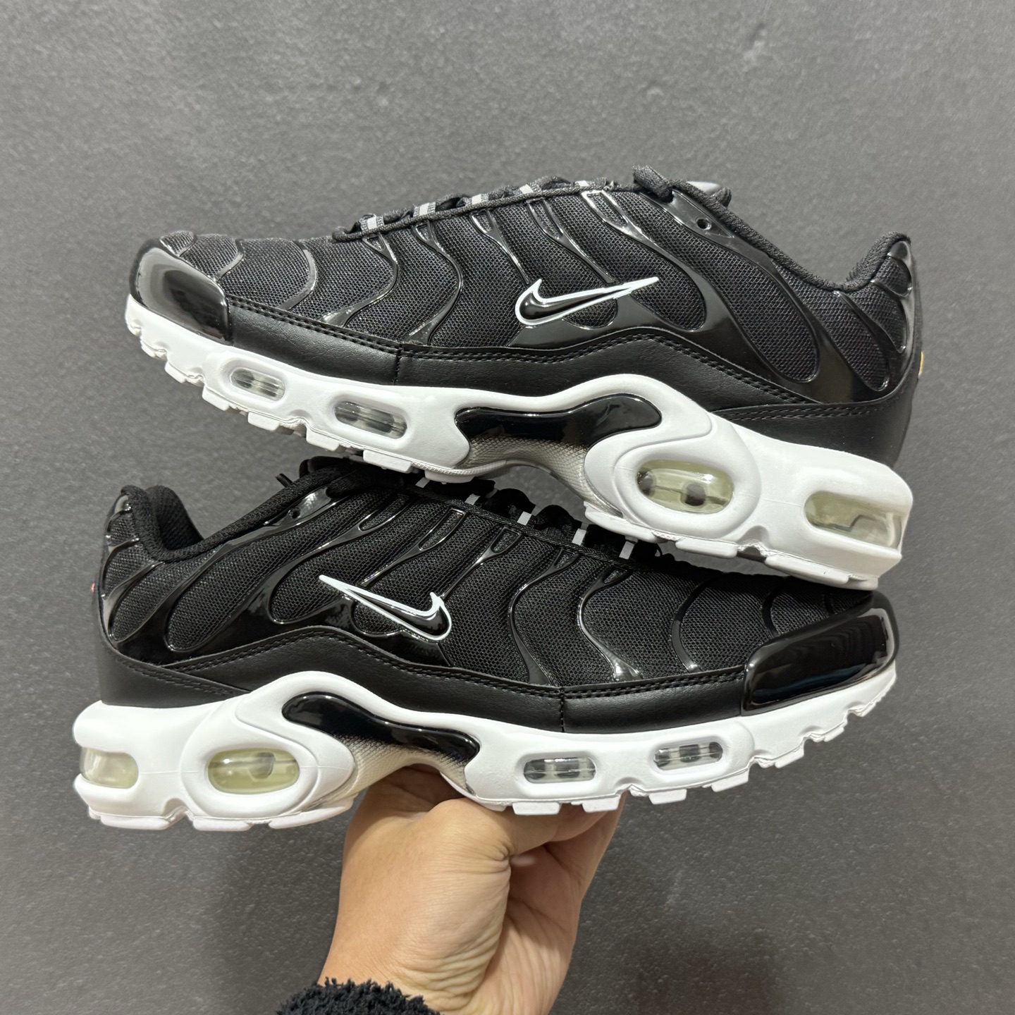 300 Nike Air Max Plus 跑步鞋 黑白色 MAX版纯原生产线出品 DM2362-001-Chinese UA Cheap High Quatity Brand Clothes Bags handbags Sneakers wholesale wholesaler seller from China Factory suppliers Fashion Clothing Shoes best Quality Beautiful Price 300 Nike Air Max Plus 跑步鞋 黑白色 MAX版纯原生产线出品 DM2362-001