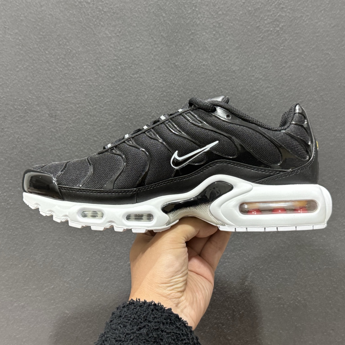 300 Nike Air Max Plus 跑步鞋 黑白色 MAX版纯原生产线出品 DM2362-001-Chinese UA Cheap High Quatity Brand Clothes Bags handbags Sneakers wholesale wholesaler seller from China Factory suppliers Fashion Clothing Shoes best Quality Beautiful Price 300 Nike Air Max Plus 跑步鞋 黑白色 MAX版纯原生产线出品 DM2362-001