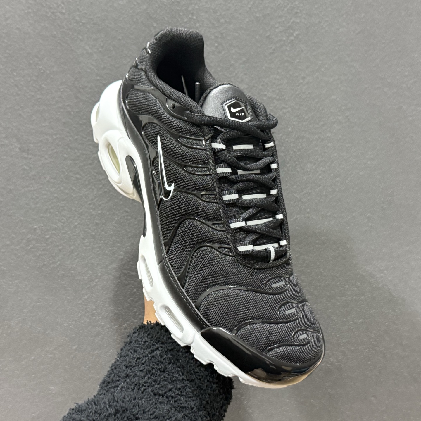 300 Nike Air Max Plus 跑步鞋 黑白色 MAX版纯原生产线出品 DM2362-001-Chinese UA Cheap High Quatity Brand Clothes Bags handbags Sneakers wholesale wholesaler seller from China Factory suppliers Fashion Clothing Shoes best Quality Beautiful Price 300 Nike Air Max Plus 跑步鞋 黑白色 MAX版纯原生产线出品 DM2362-001