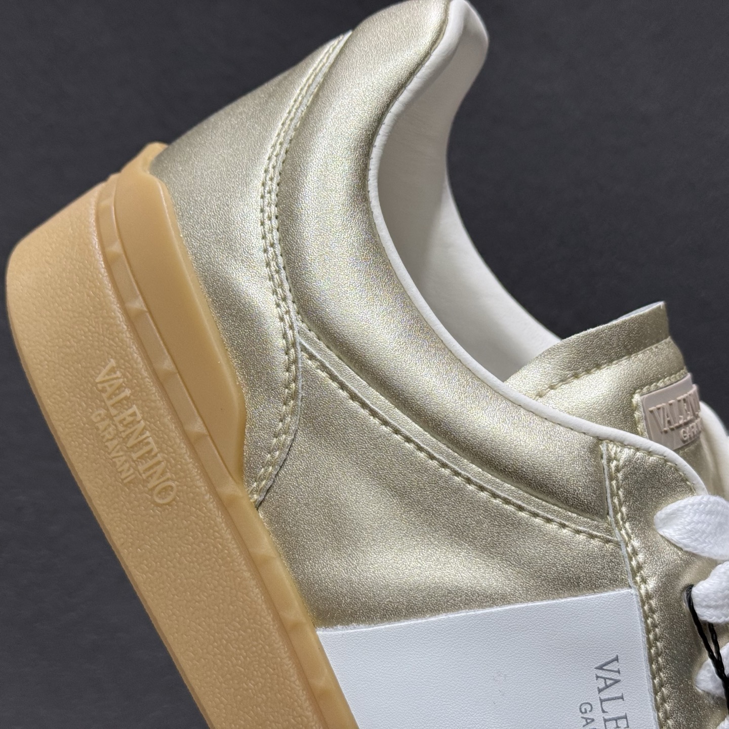 ¥400 Valentino/华伦天奴 2024新款 休闲板鞋系列-Chinese UA Cheap High Quatity Brand Clothes Bags handbags Sneakers wholesale wholesaler seller from China Factory suppliers Fashion Clothing Shoes best Quality Beautiful Price ¥400 Valentino/华伦天奴 2024新款 休闲板鞋系列