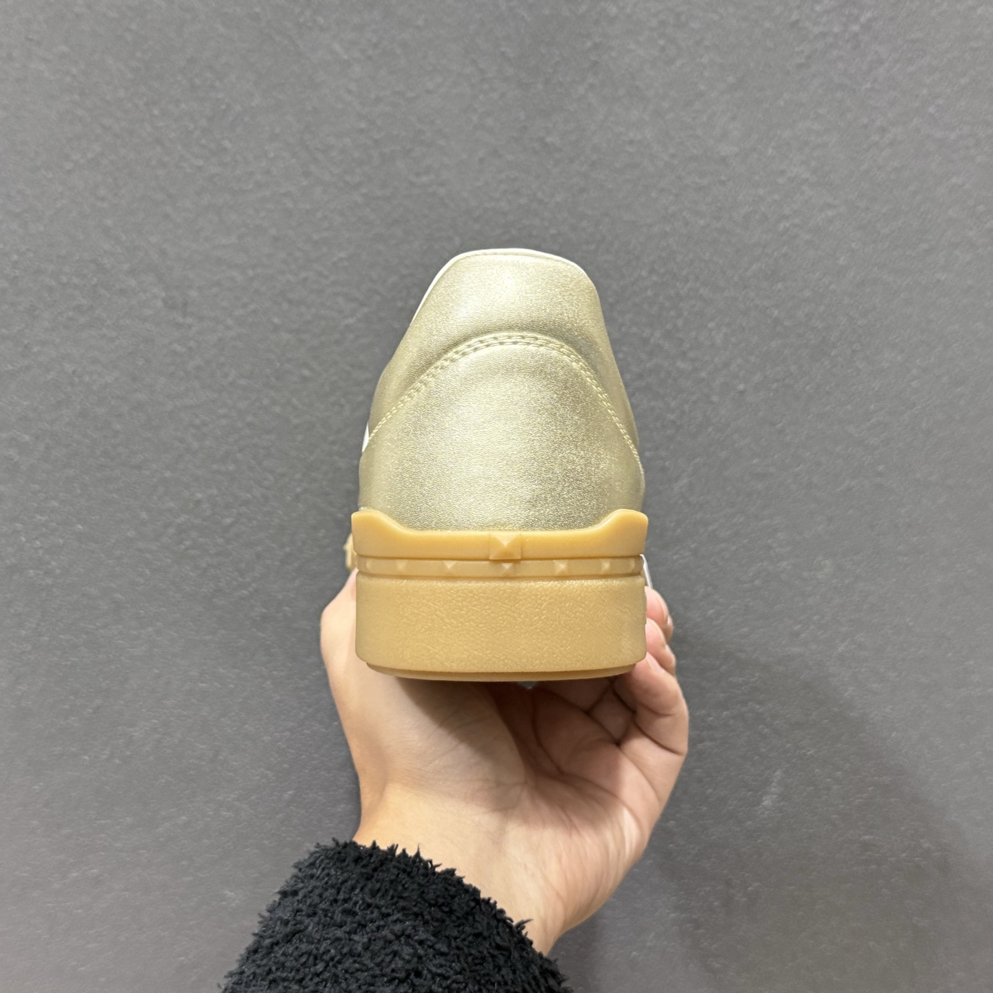 ¥400 Valentino/华伦天奴 2024新款 休闲板鞋系列-Chinese UA Cheap High Quatity Brand Clothes Bags handbags Sneakers wholesale wholesaler seller from China Factory suppliers Fashion Clothing Shoes best Quality Beautiful Price ¥400 Valentino/华伦天奴 2024新款 休闲板鞋系列