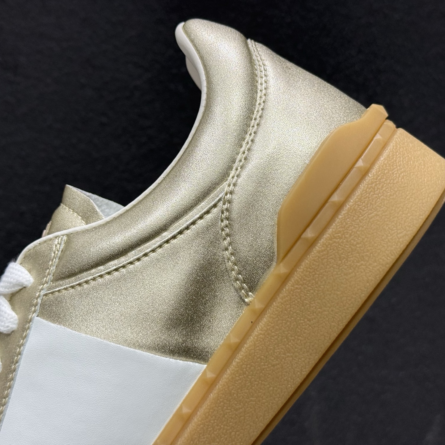 ¥400 Valentino/华伦天奴 2024新款 休闲板鞋系列-Chinese UA Cheap High Quatity Brand Clothes Bags handbags Sneakers wholesale wholesaler seller from China Factory suppliers Fashion Clothing Shoes best Quality Beautiful Price ¥400 Valentino/华伦天奴 2024新款 休闲板鞋系列