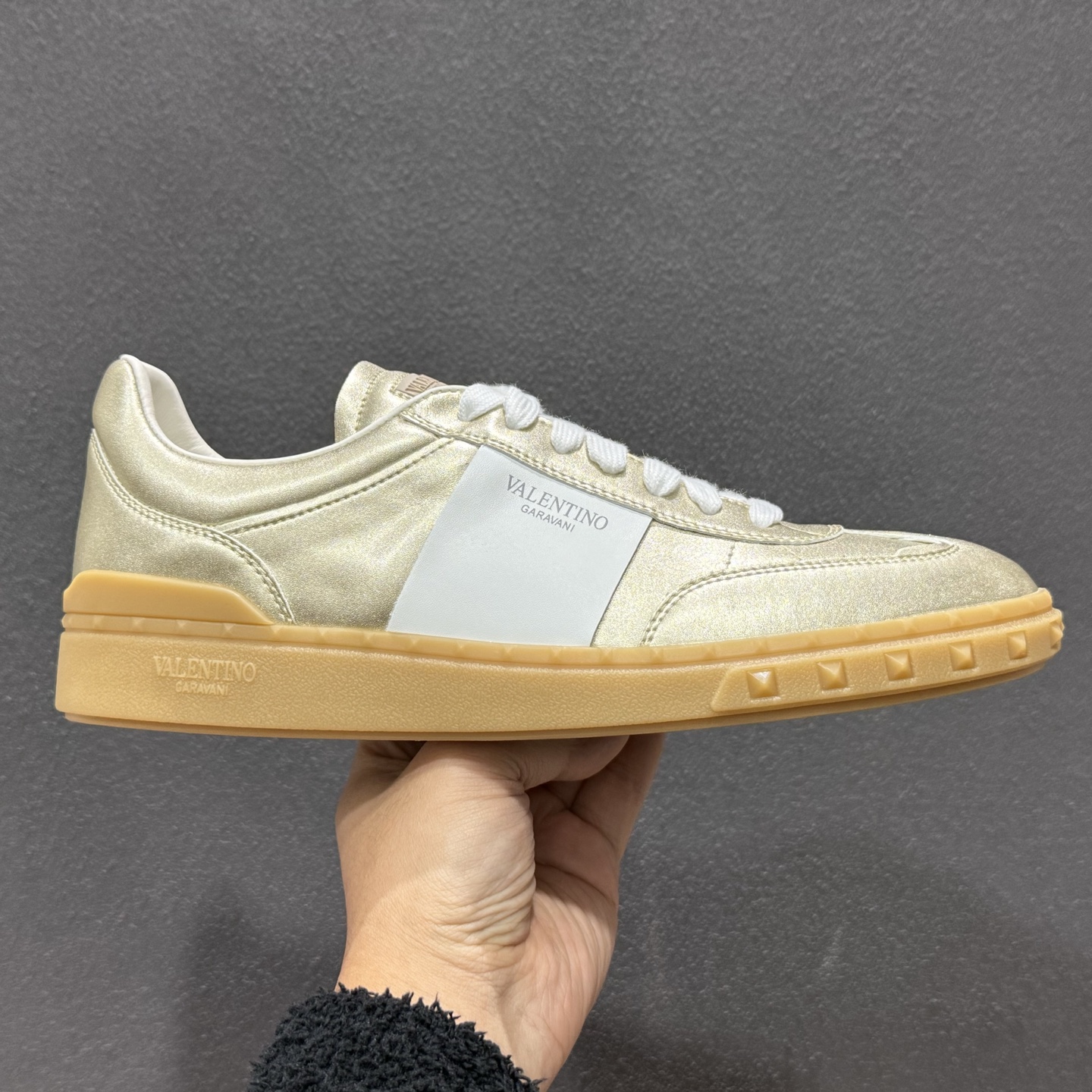 ¥400 Valentino/华伦天奴 2024新款 休闲板鞋系列-Chinese UA Cheap High Quatity Brand Clothes Bags handbags Sneakers wholesale wholesaler seller from China Factory suppliers Fashion Clothing Shoes best Quality Beautiful Price ¥400 Valentino/华伦天奴 2024新款 休闲板鞋系列