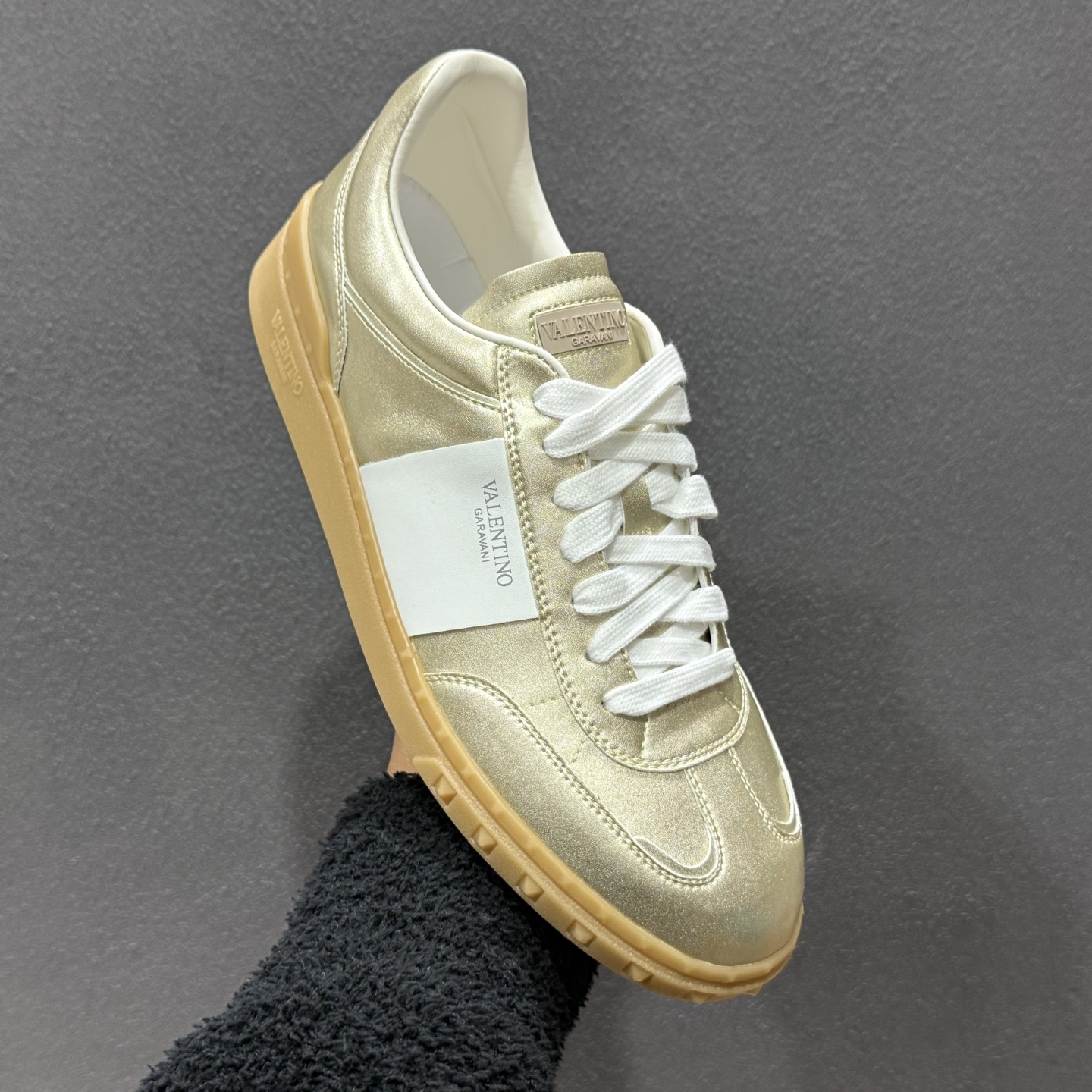 ¥400 Valentino/华伦天奴 2024新款 休闲板鞋系列-Chinese UA Cheap High Quatity Brand Clothes Bags handbags Sneakers wholesale wholesaler seller from China Factory suppliers Fashion Clothing Shoes best Quality Beautiful Price ¥400 Valentino/华伦天奴 2024新款 休闲板鞋系列